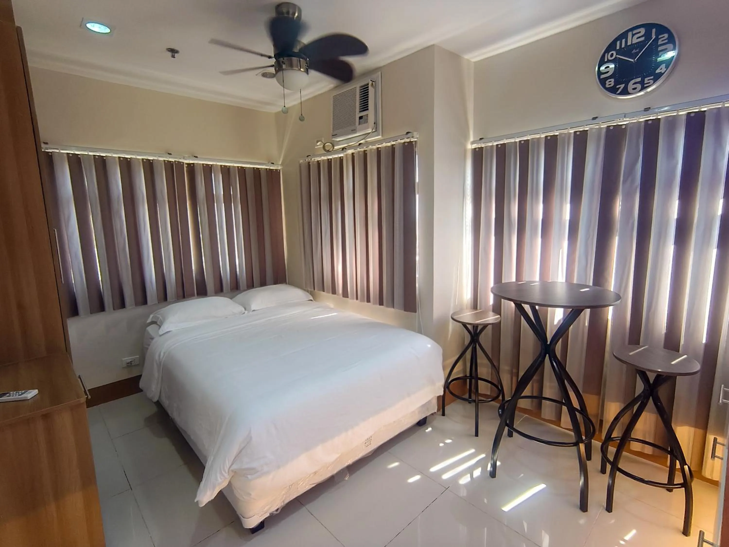 Bed in 2 Bedroom Condo @ Midpoint Residences w/ City View