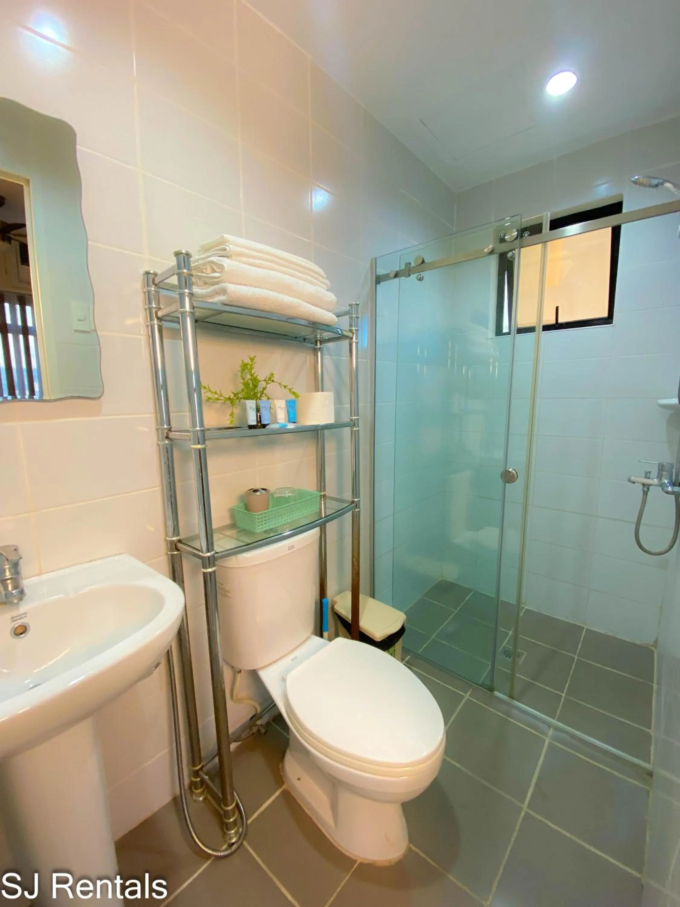 Bathroom in 2 Bedroom Condo @ Midpoint Residences w/ City View