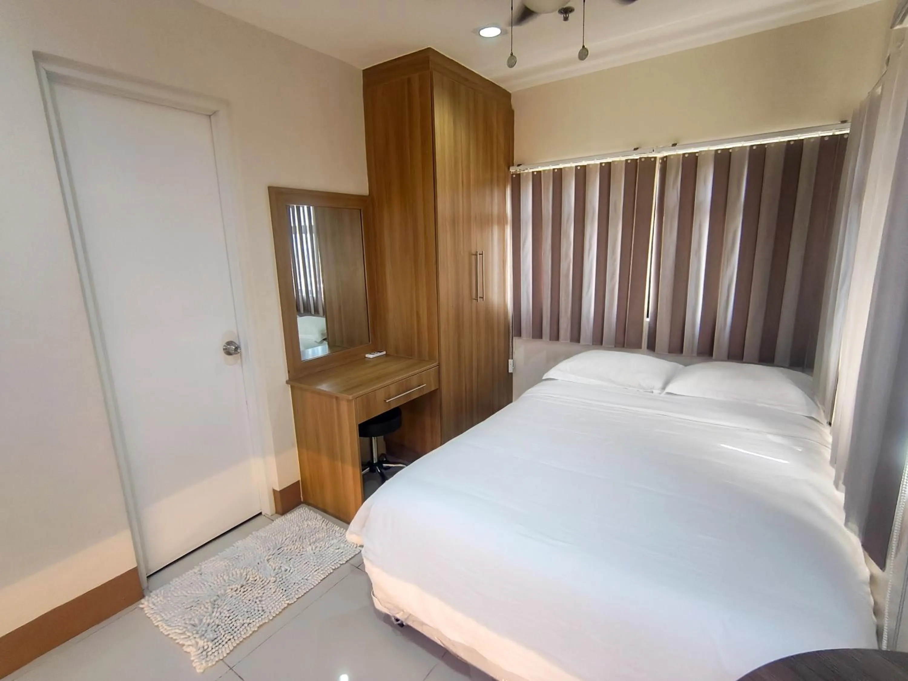 Bed in 2 Bedroom Condo @ Midpoint Residences w/ City View