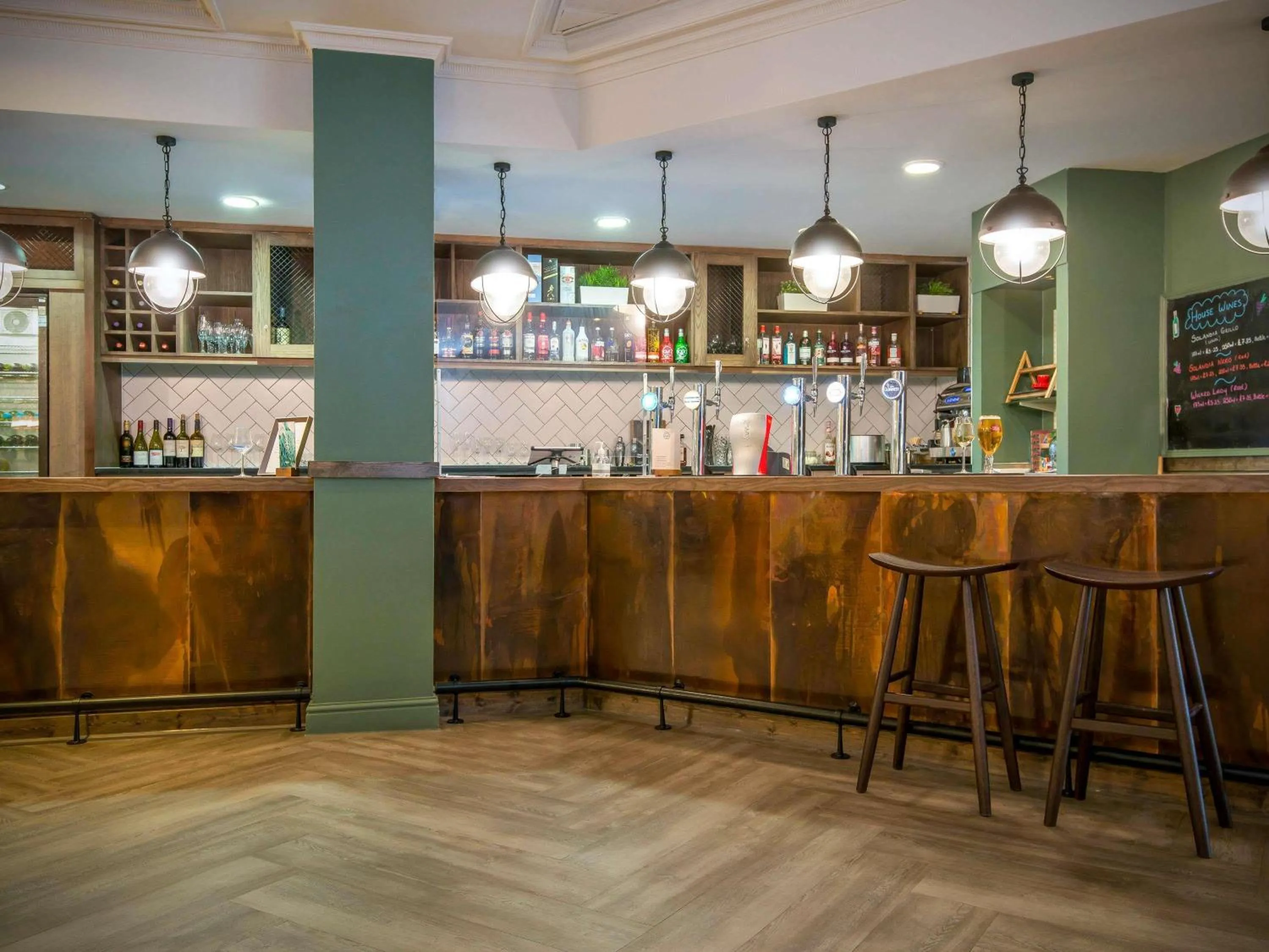 Lounge or bar in Mercure Cardiff North Hotel