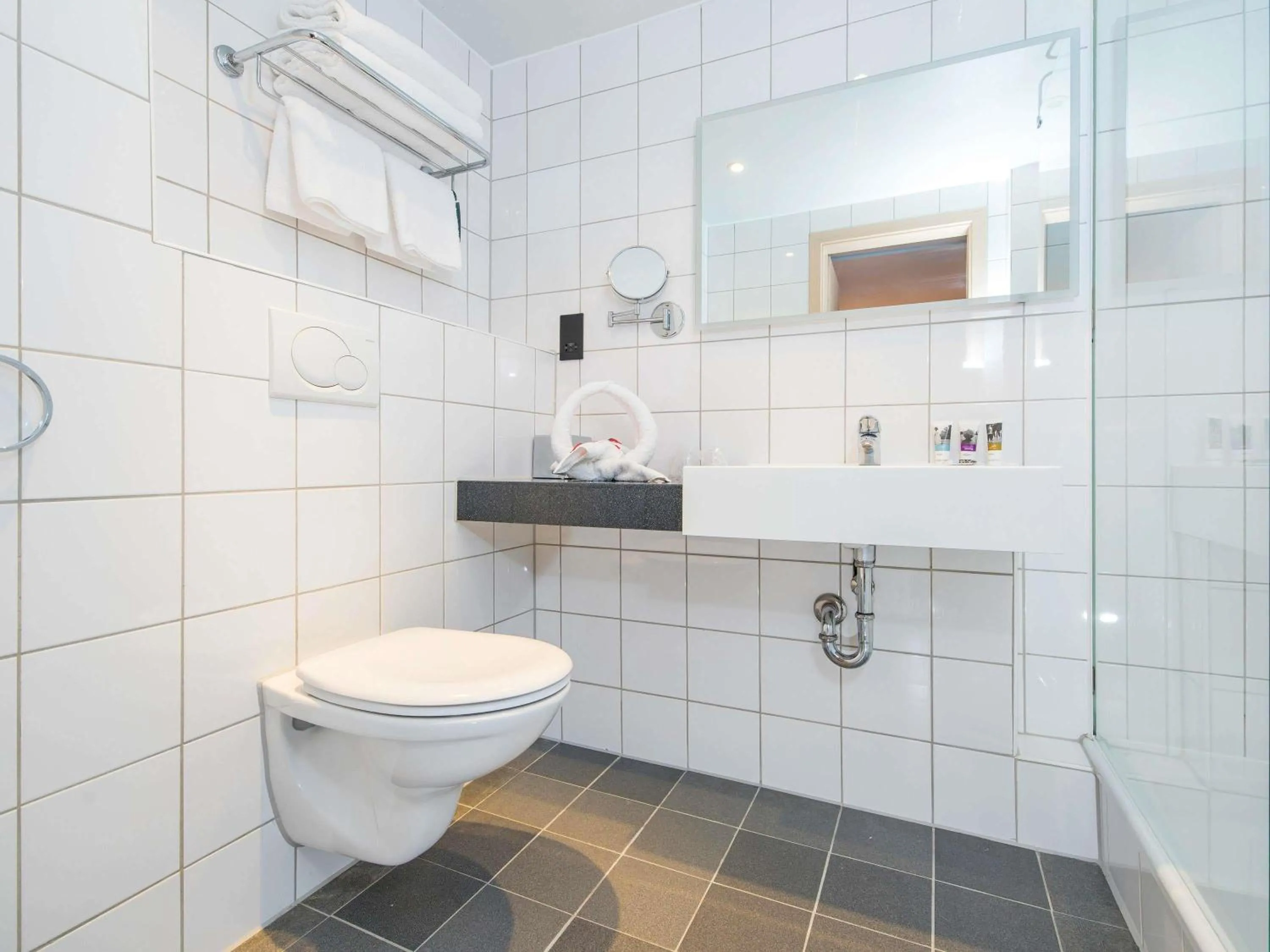 Bedroom in Mercure Cardiff North Hotel