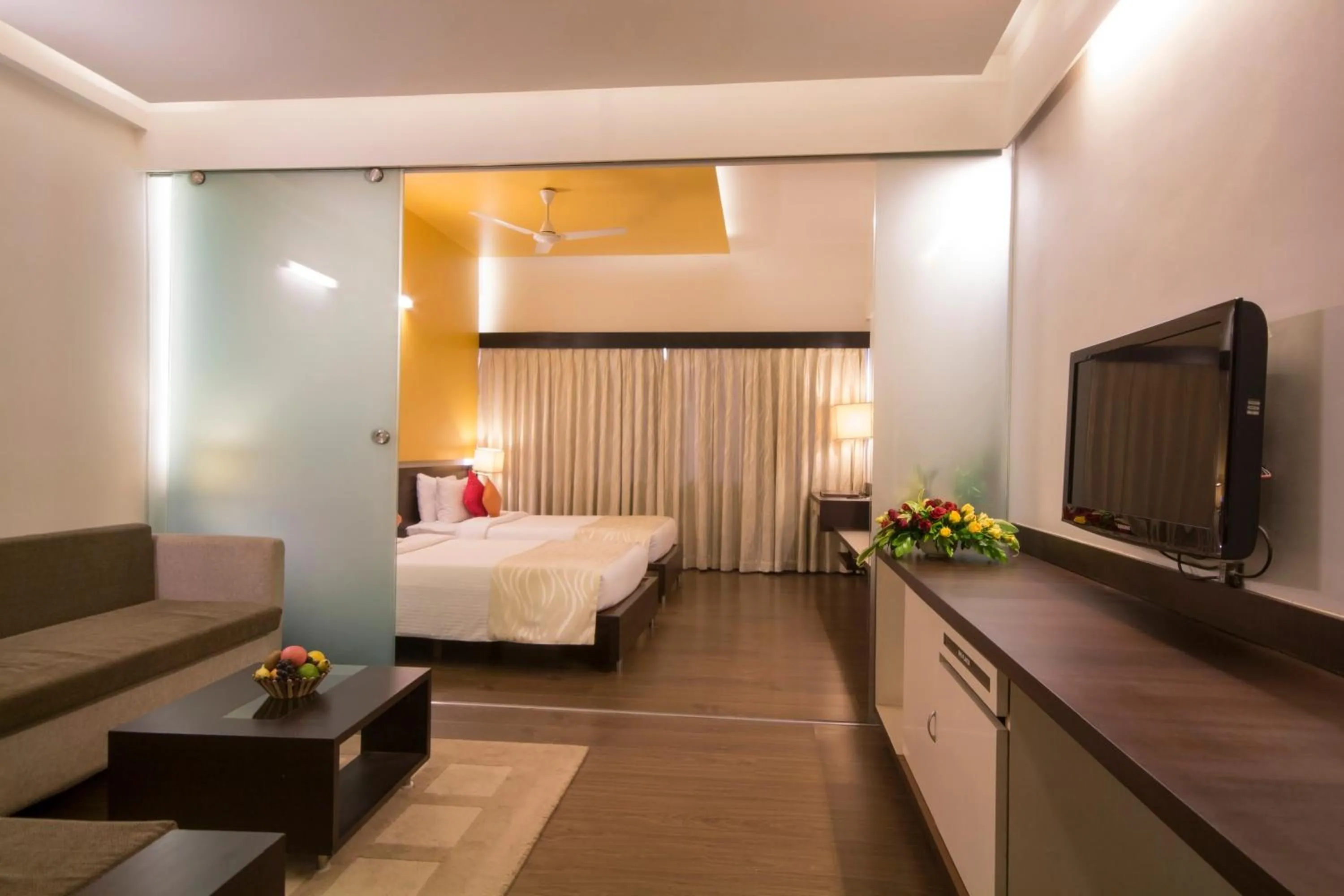 Living room, Bed in Dolphin Hotel