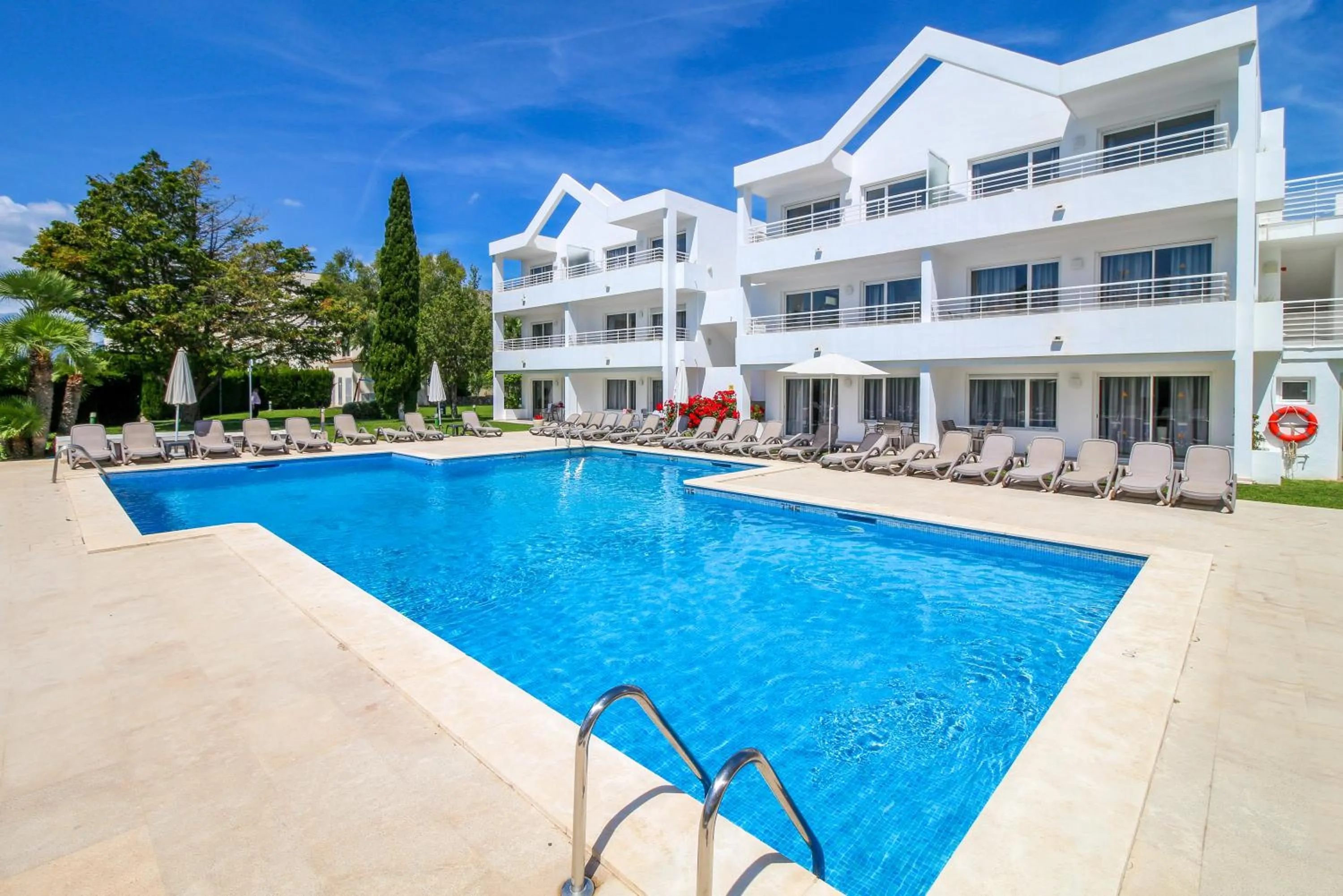 Swimming pool in Duvabitat Apartments