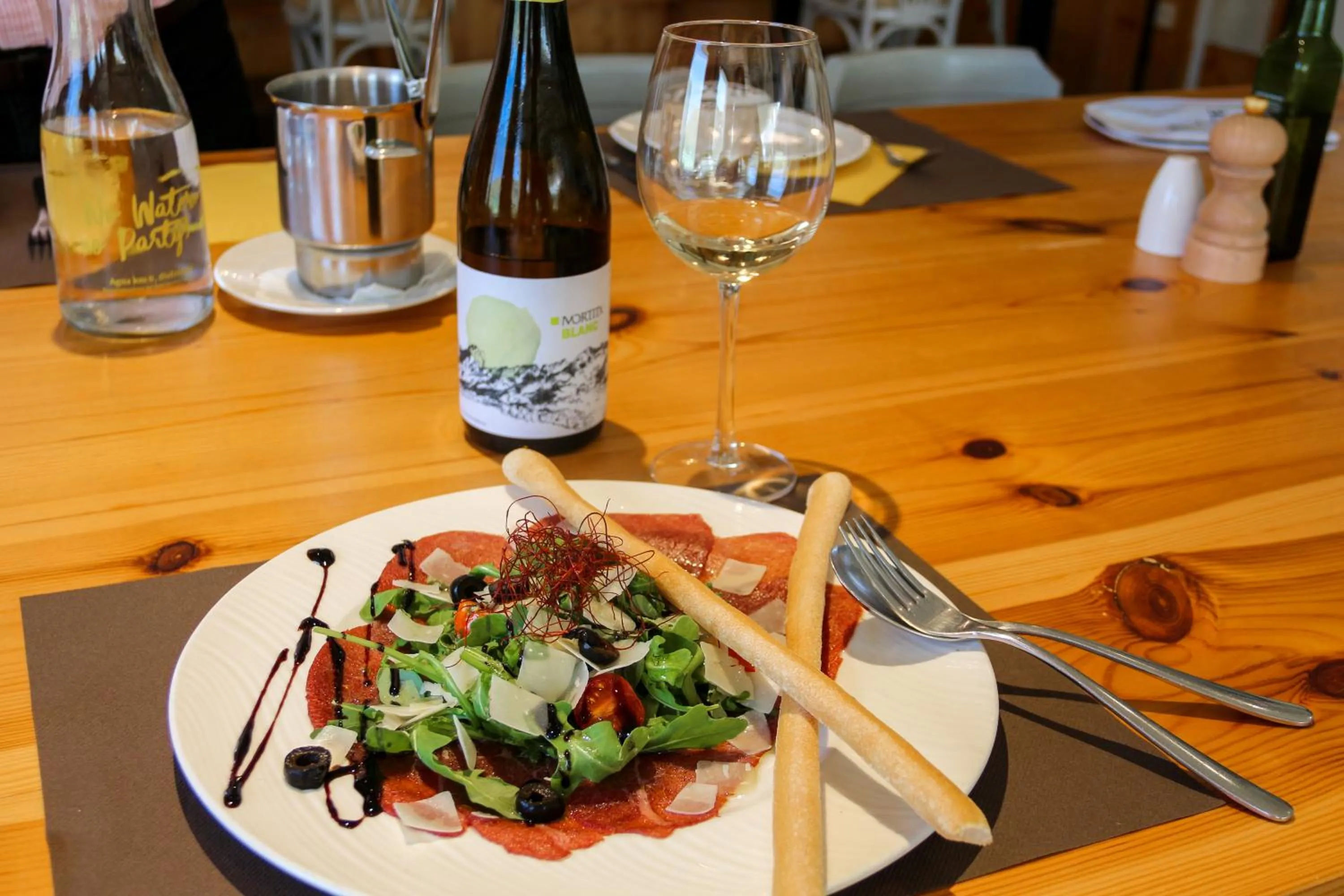 Restaurant/places to eat in Duvabitat Apartments