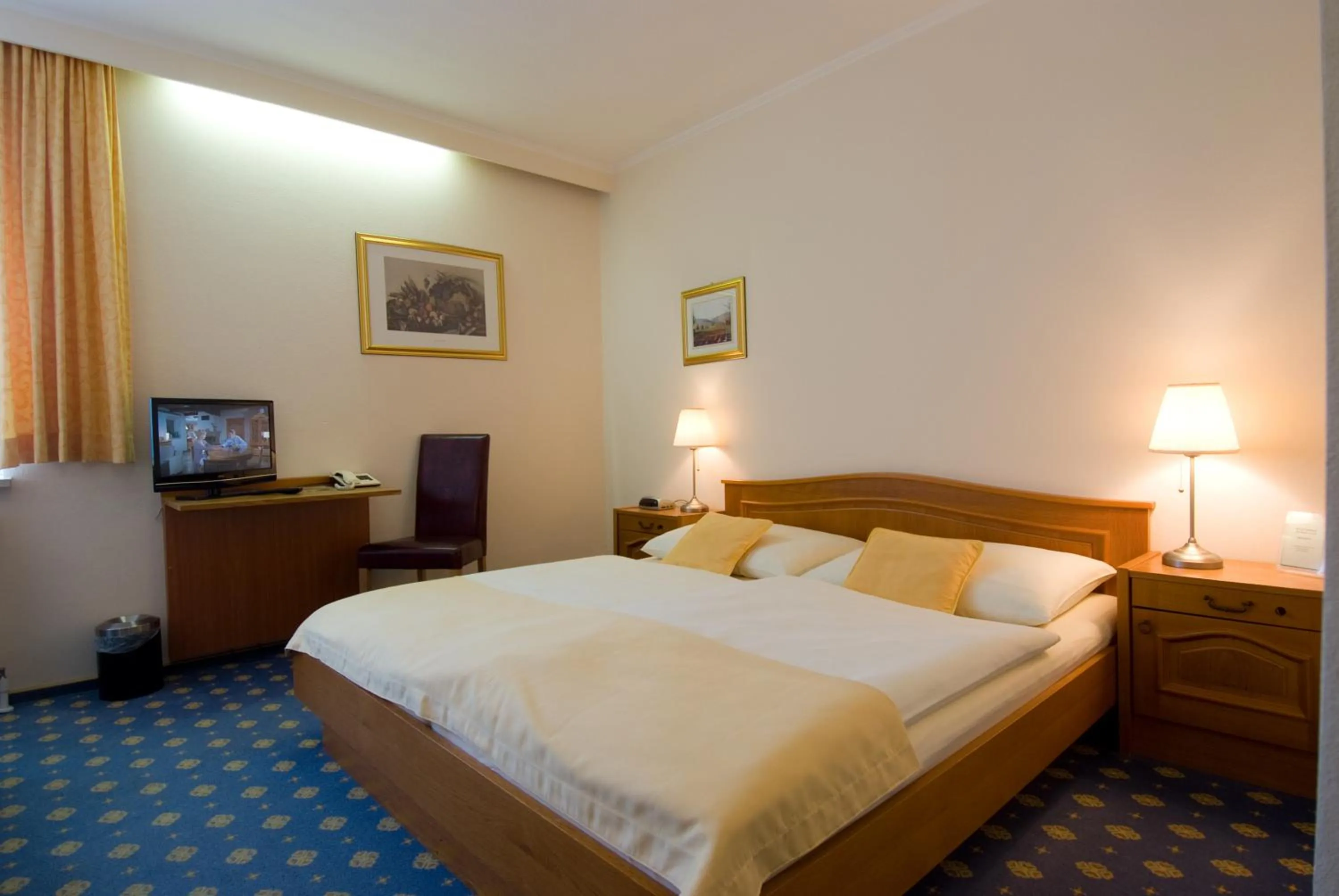 Photo of the whole room, Bed in Hotel Biedermeier Hof