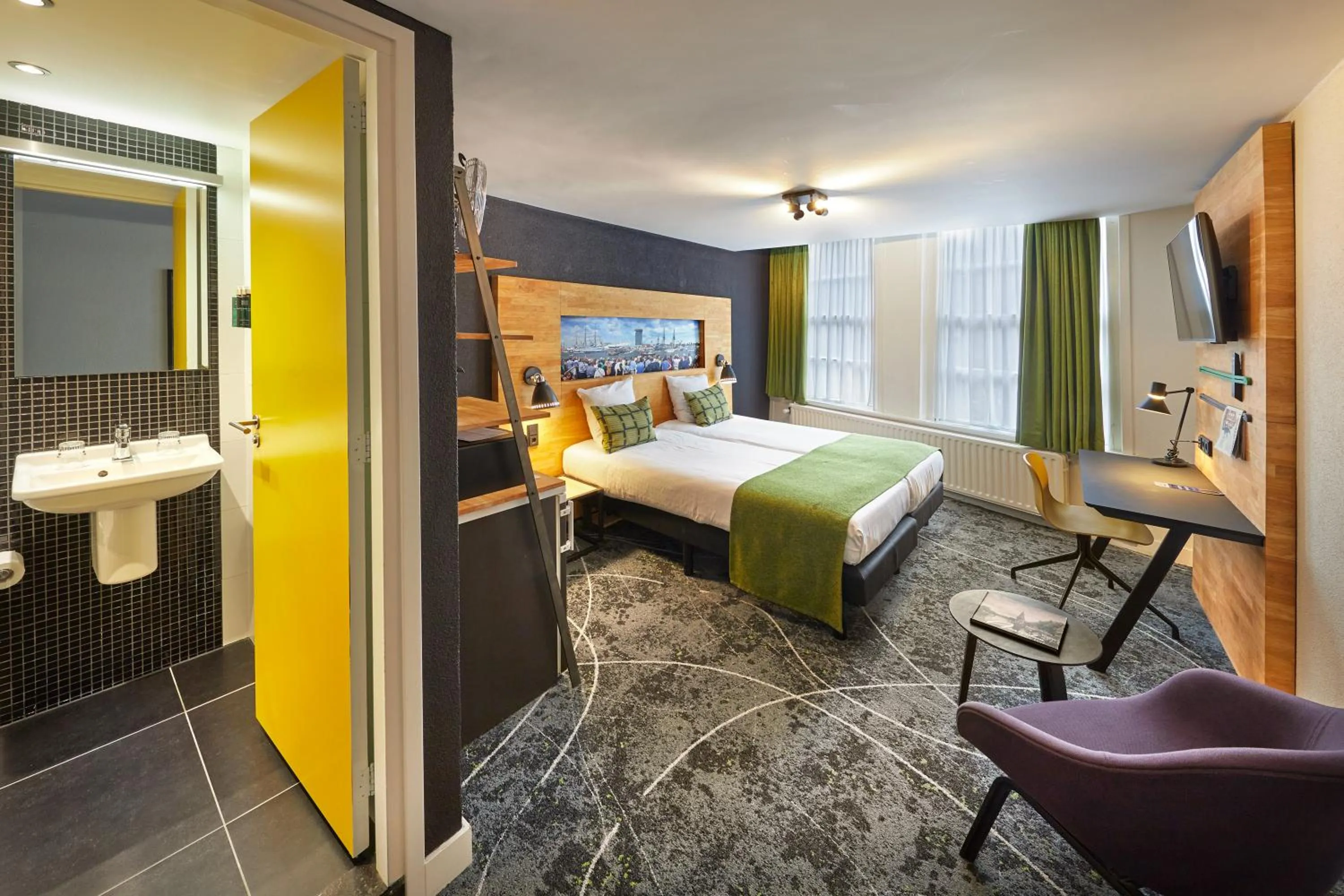 Bathroom, Bed in Nova Hotel