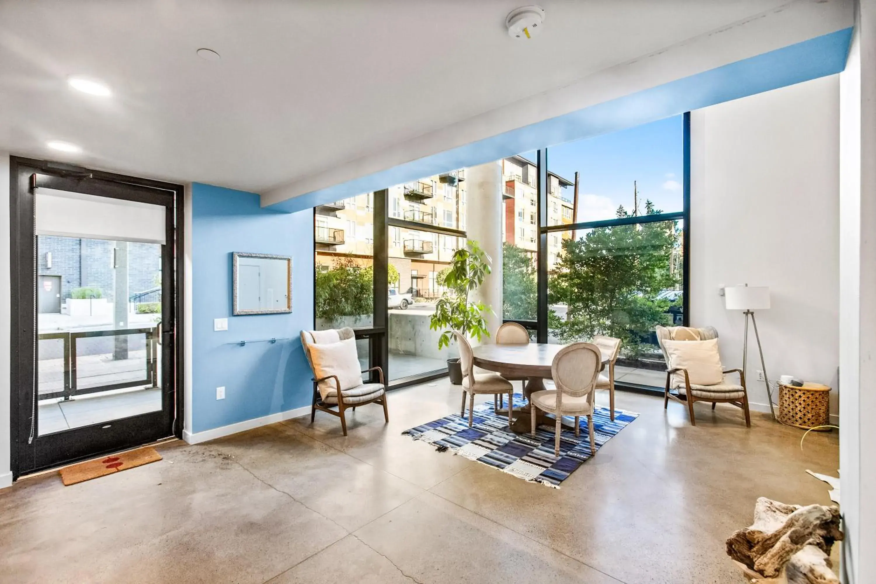 One-Bedroom Apartment in Airy and Open Corner Loft - 92 Walkscore One-Bedroom Apartment in Airy and Open Corner Loft - 92 Walkscore