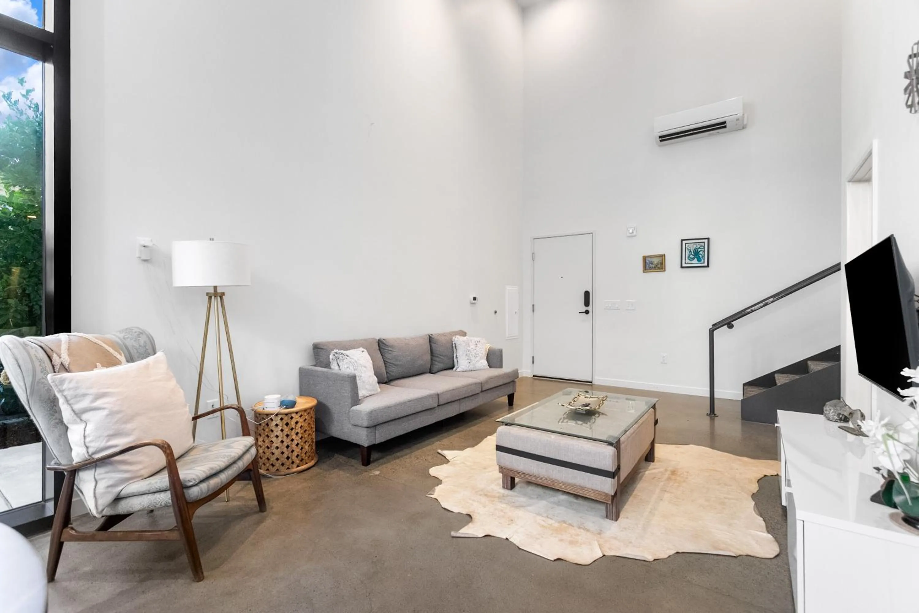 Living room in Airy and Open Corner Loft - 92 Walkscore