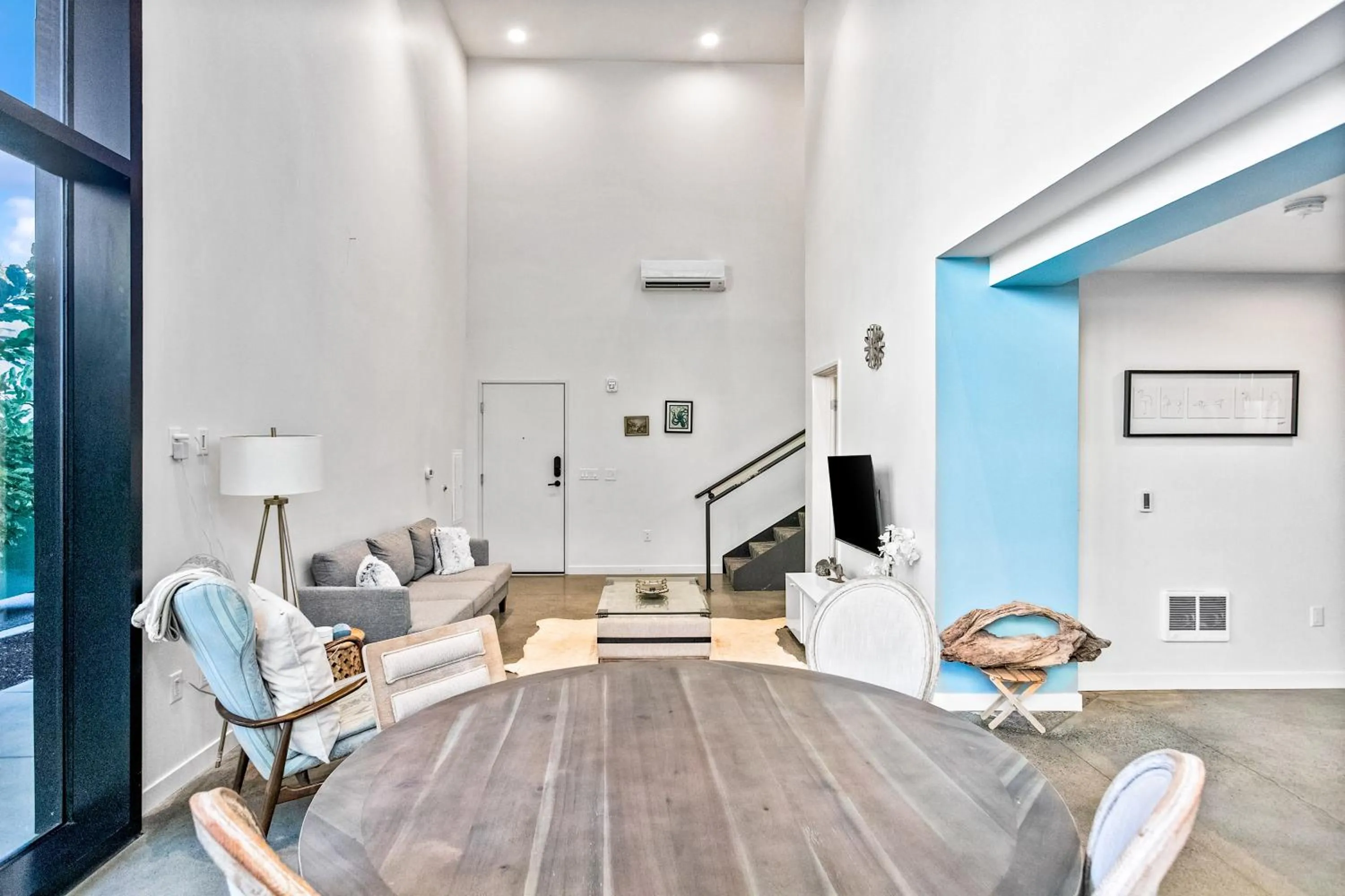 Dining area in Airy and Open Corner Loft - 92 Walkscore