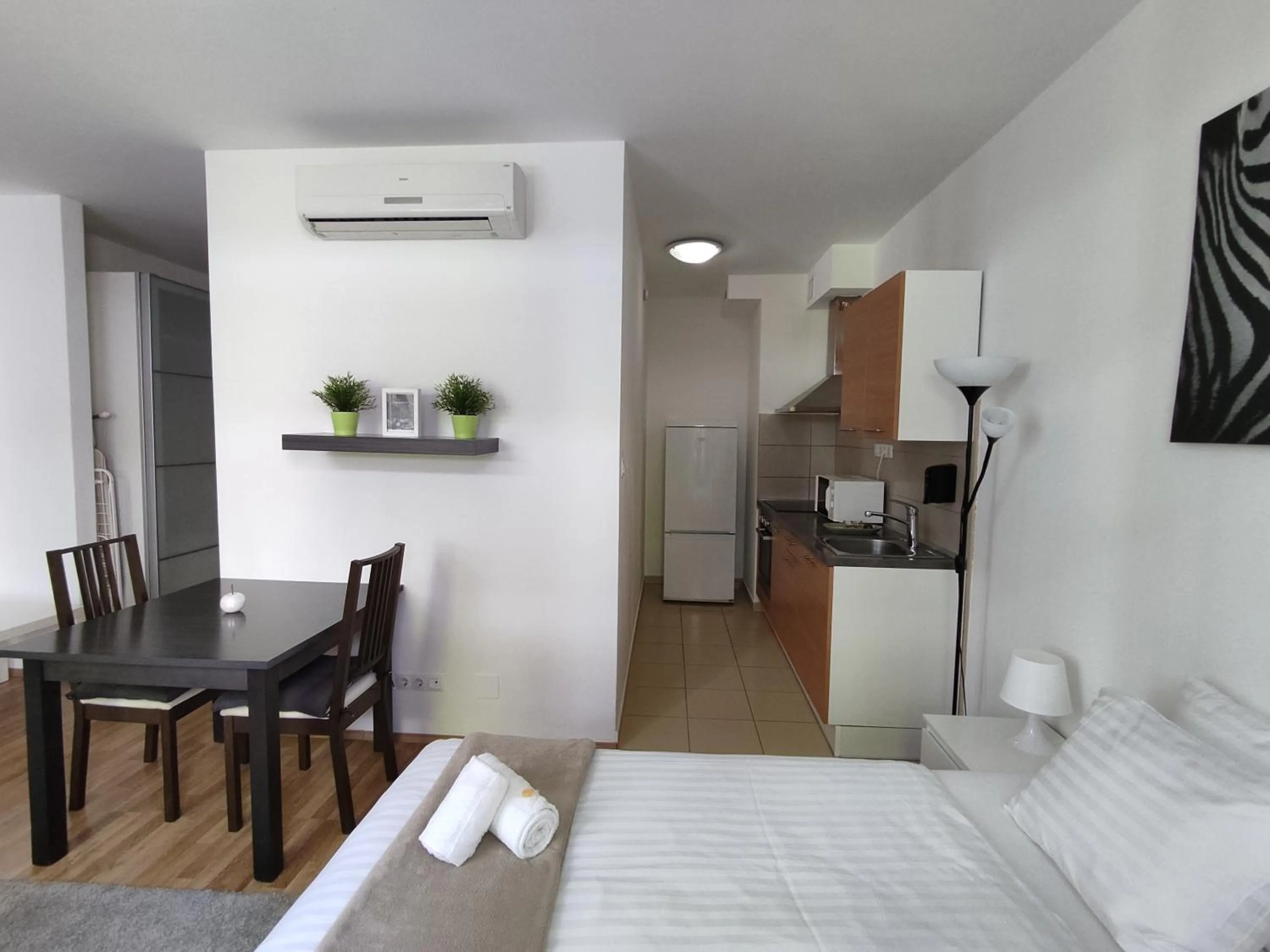 kitchen, Bed in Corvin Center Suites