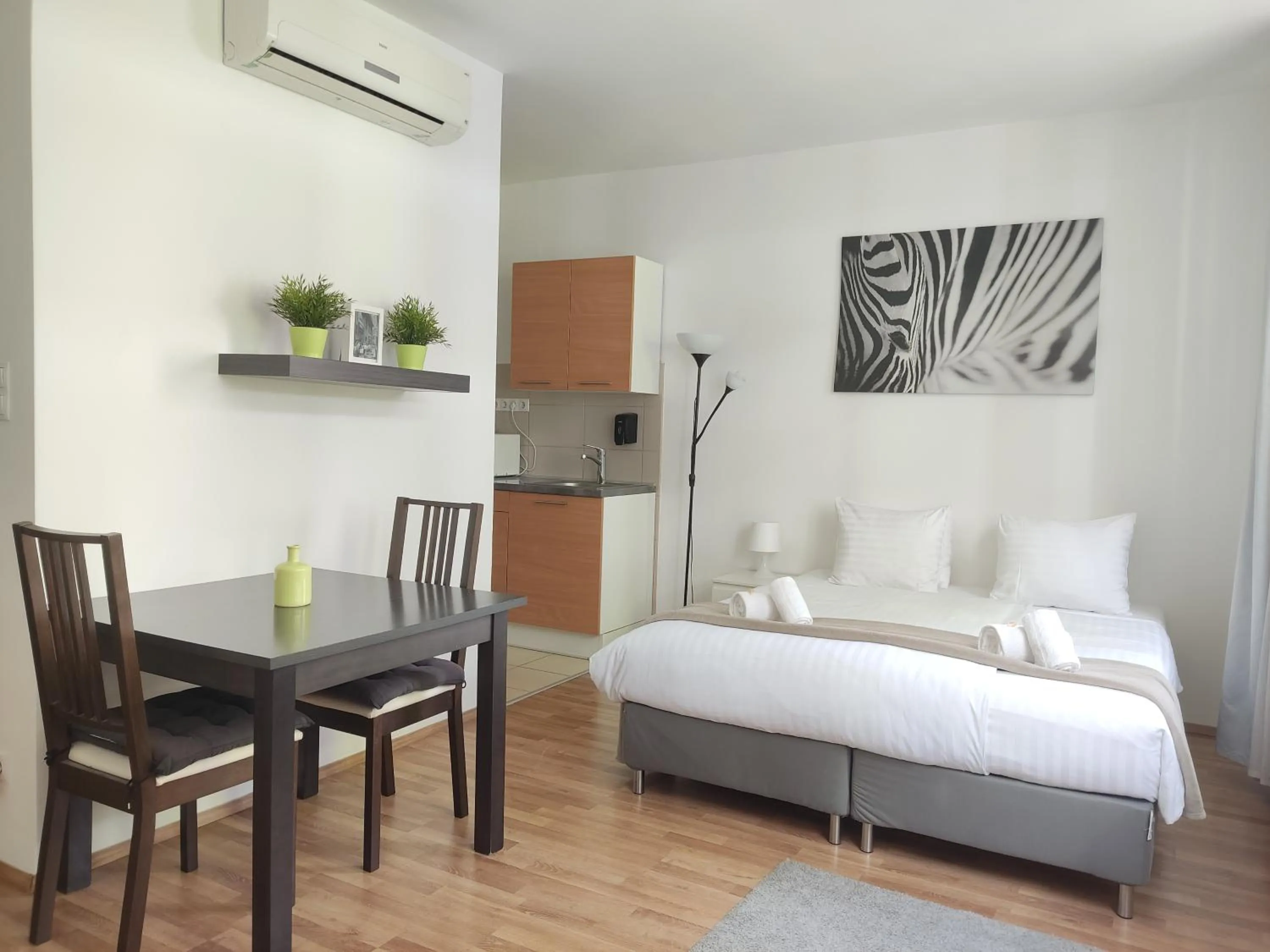 Guests, Bed in Corvin Center Suites