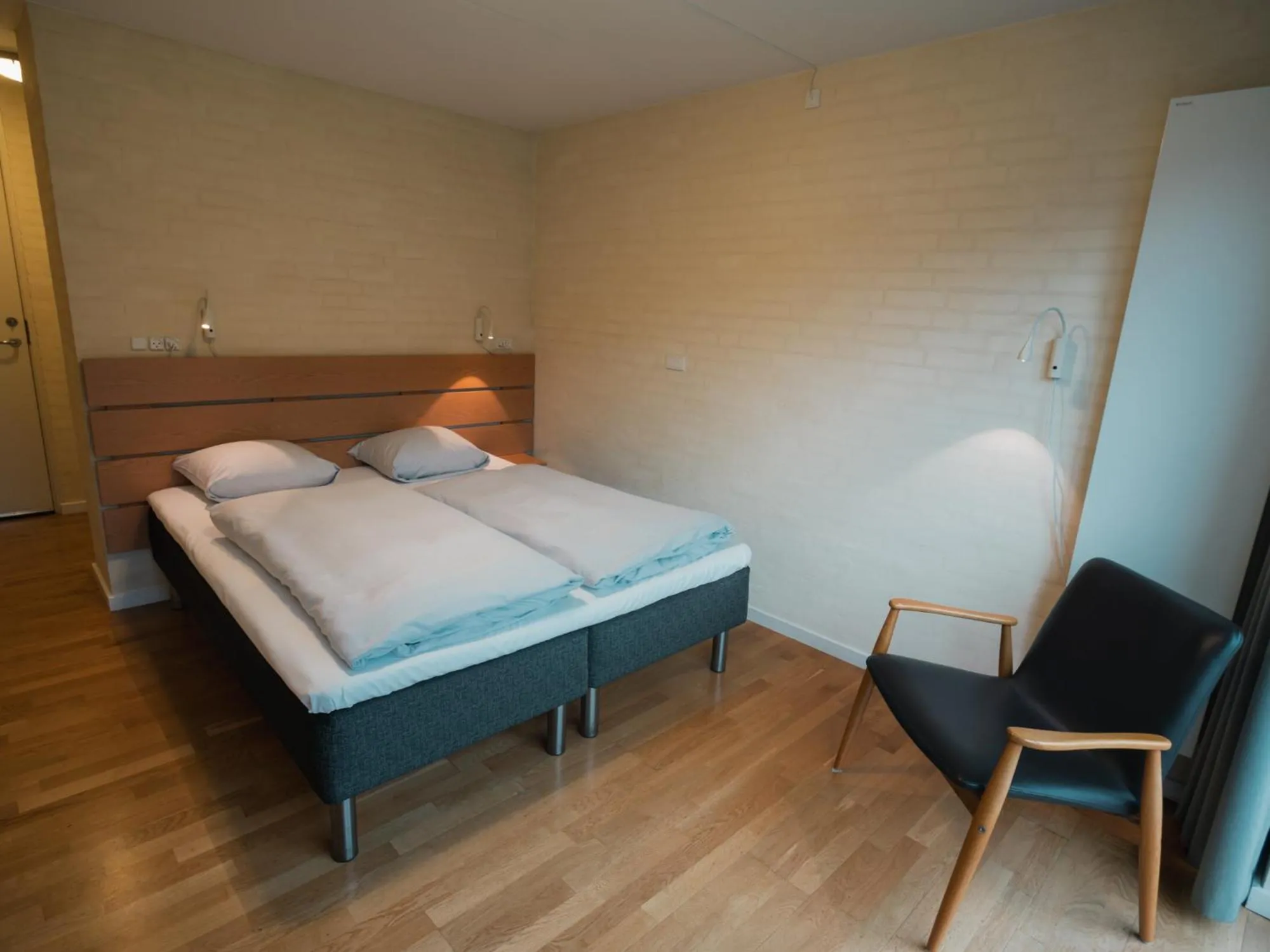 Coffee/tea facilities, Bed in Strandhotel Klinten