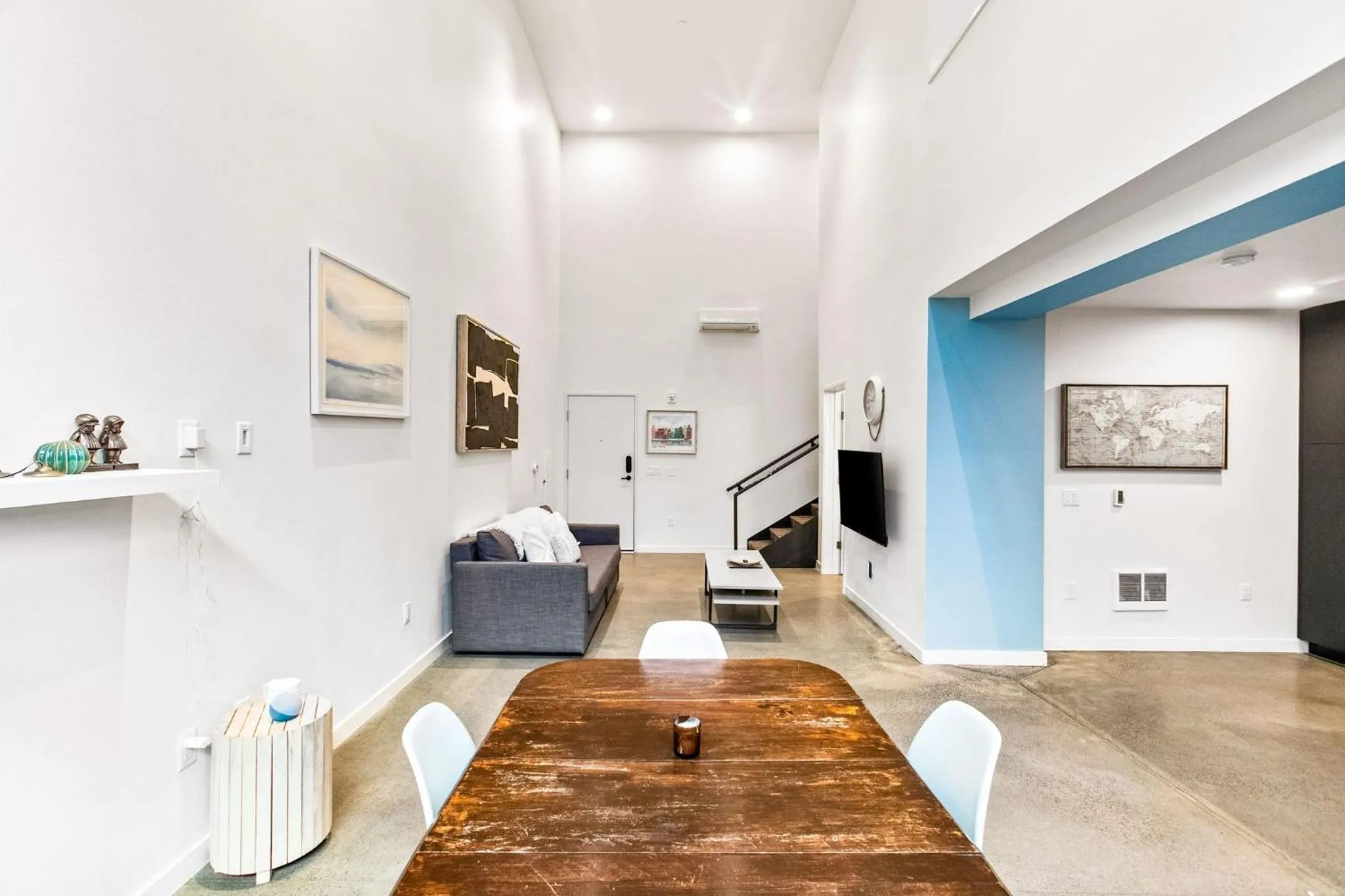 Dining area in Open Loft in Redmond Core - 92 Walkscore!
