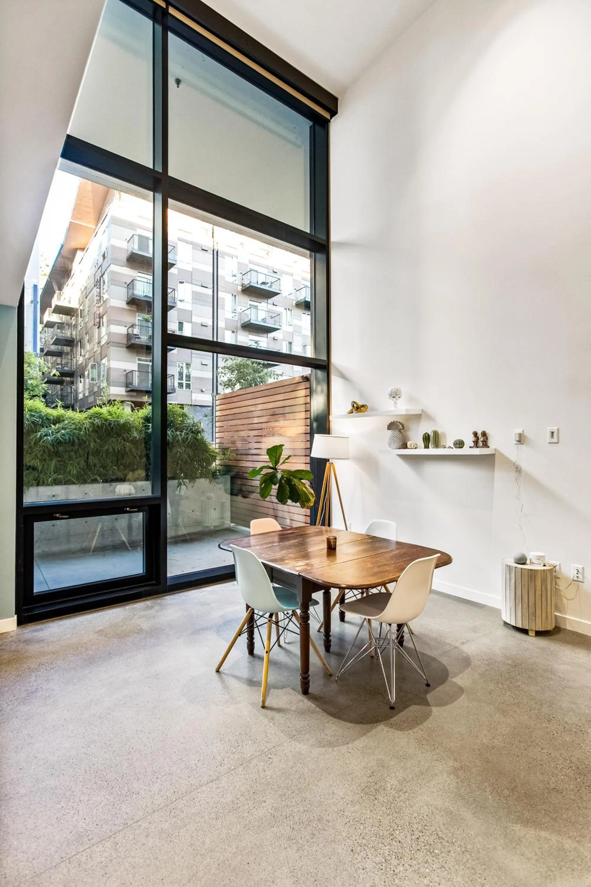 Dining area in Open Loft in Redmond Core - 92 Walkscore!