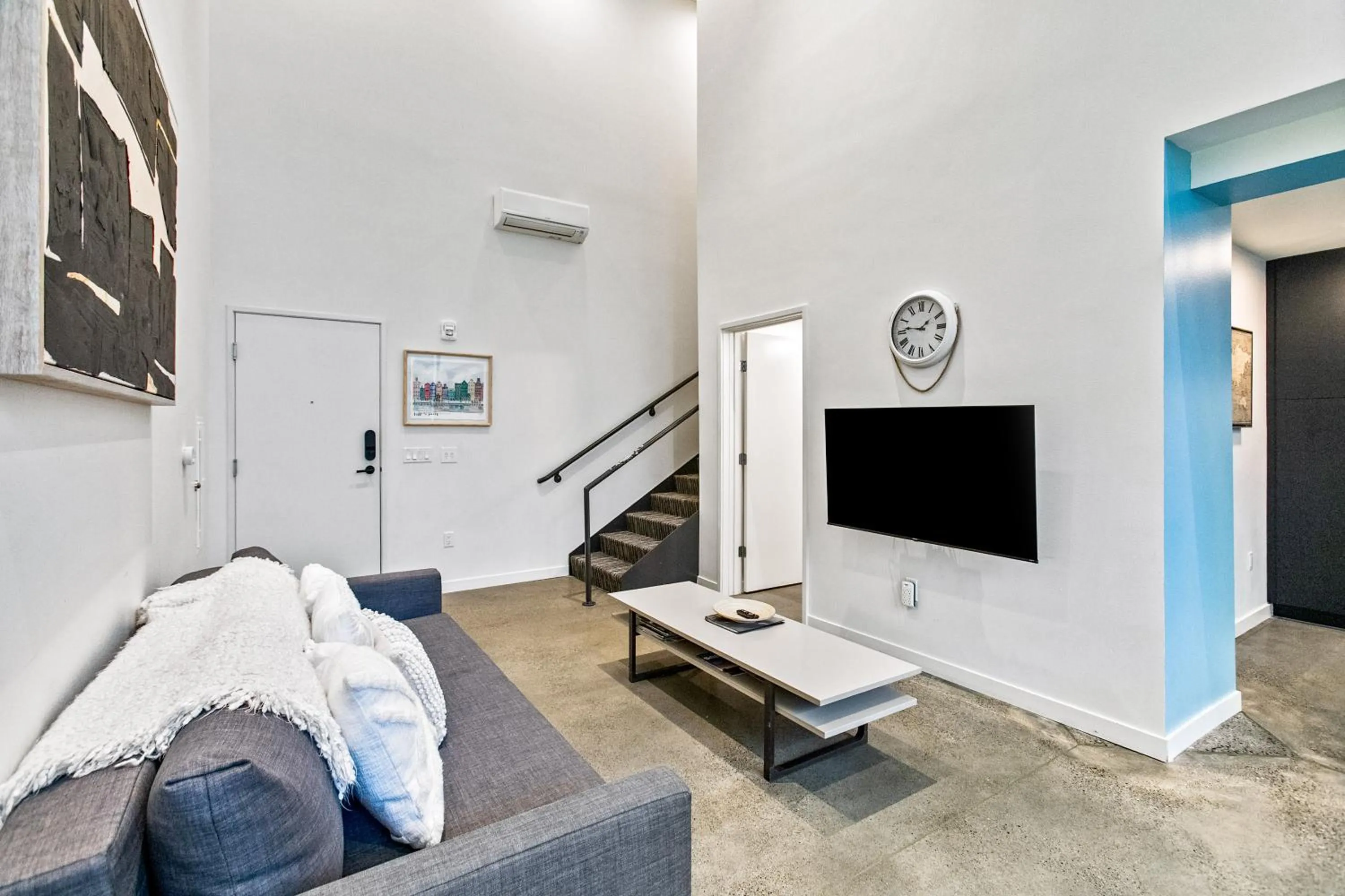 Living room in Open Loft in Redmond Core - 92 Walkscore!