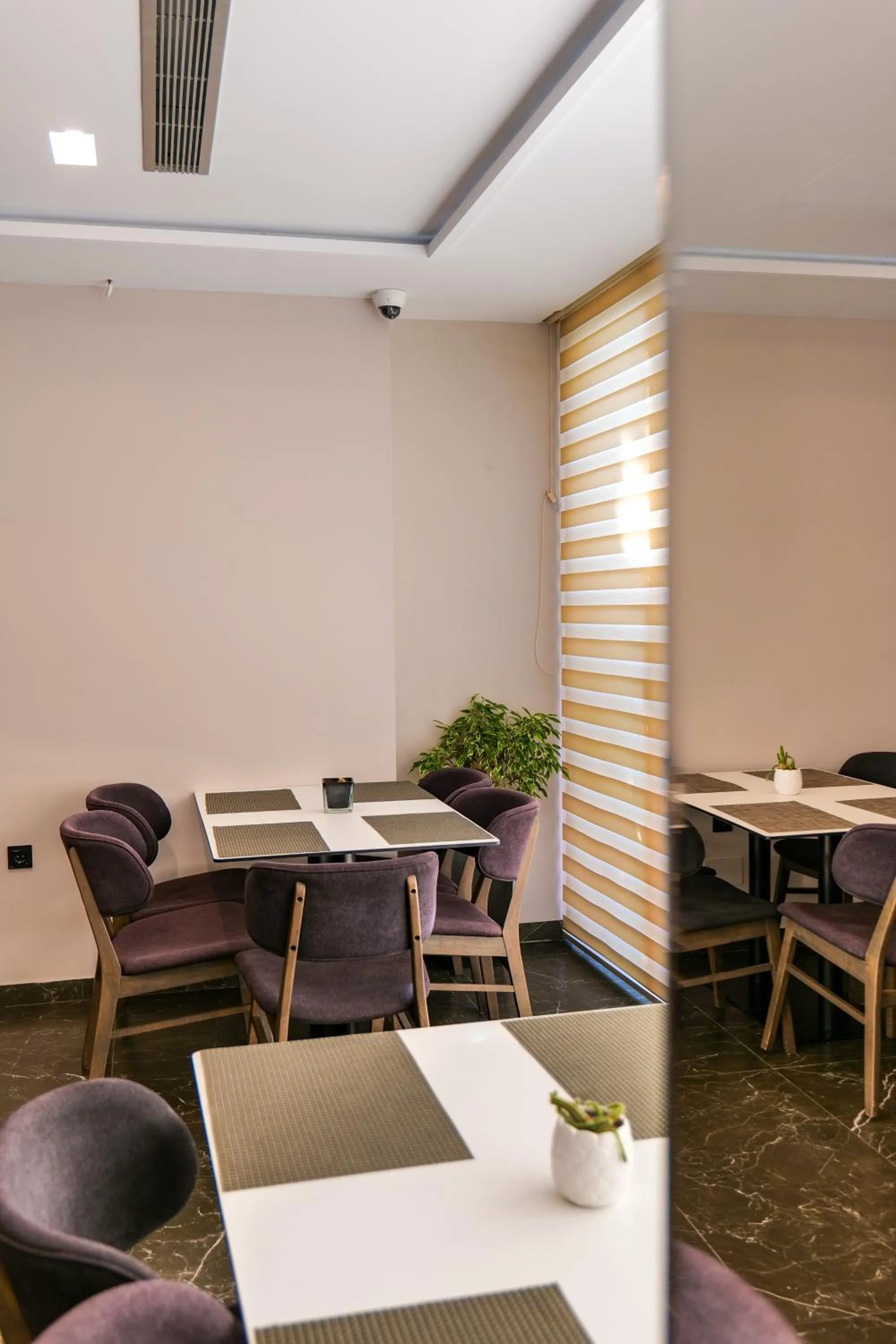 Restaurant/places to eat in Hotel Semajo