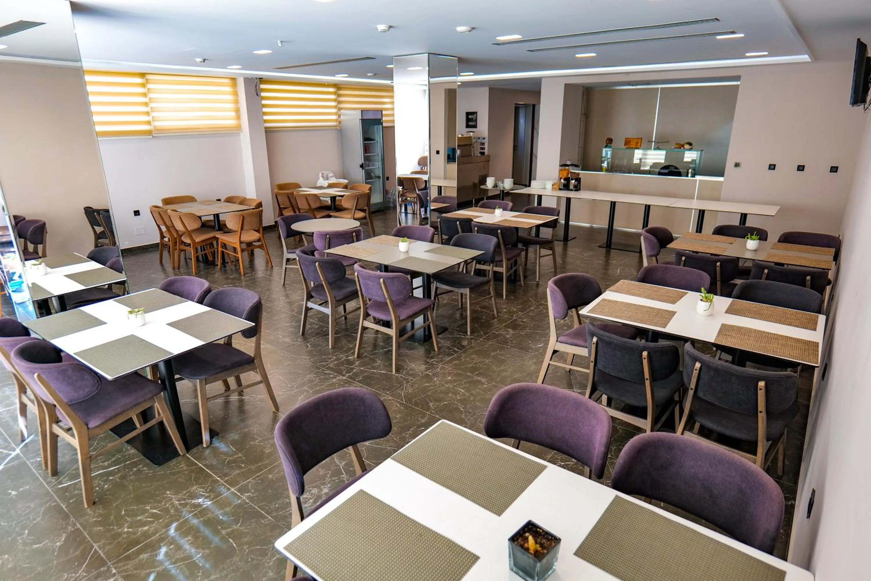 Restaurant/places to eat in Hotel Semajo