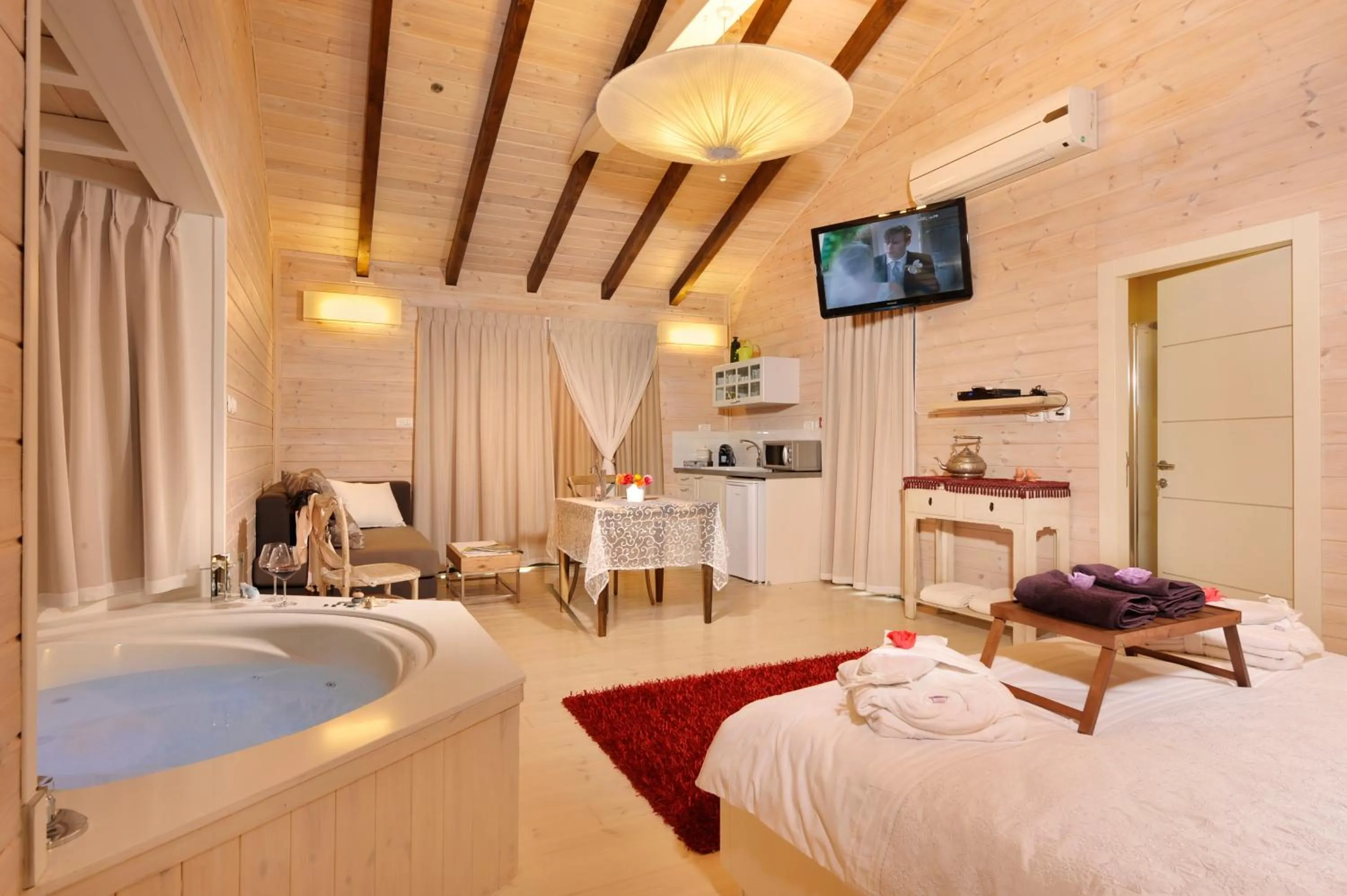 Photo of the whole room, Bed in Adilion