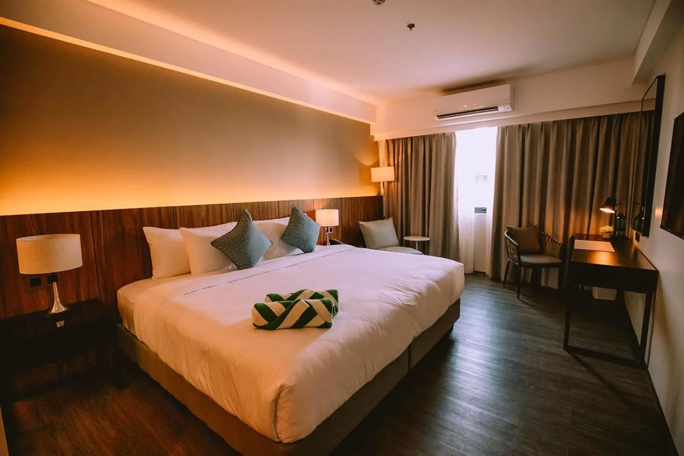 Bedroom, Bed in The Maximilian Hotel