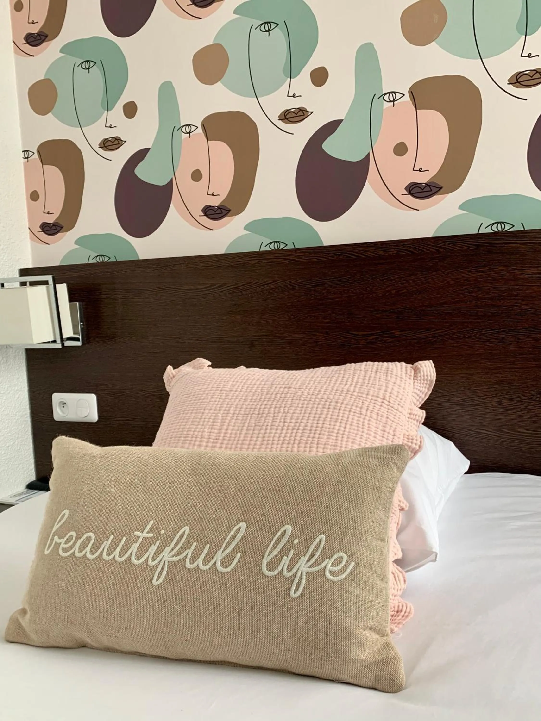 Property building, Bed in Ambassadeur Hotel - Cherbourg Port de Plaisance