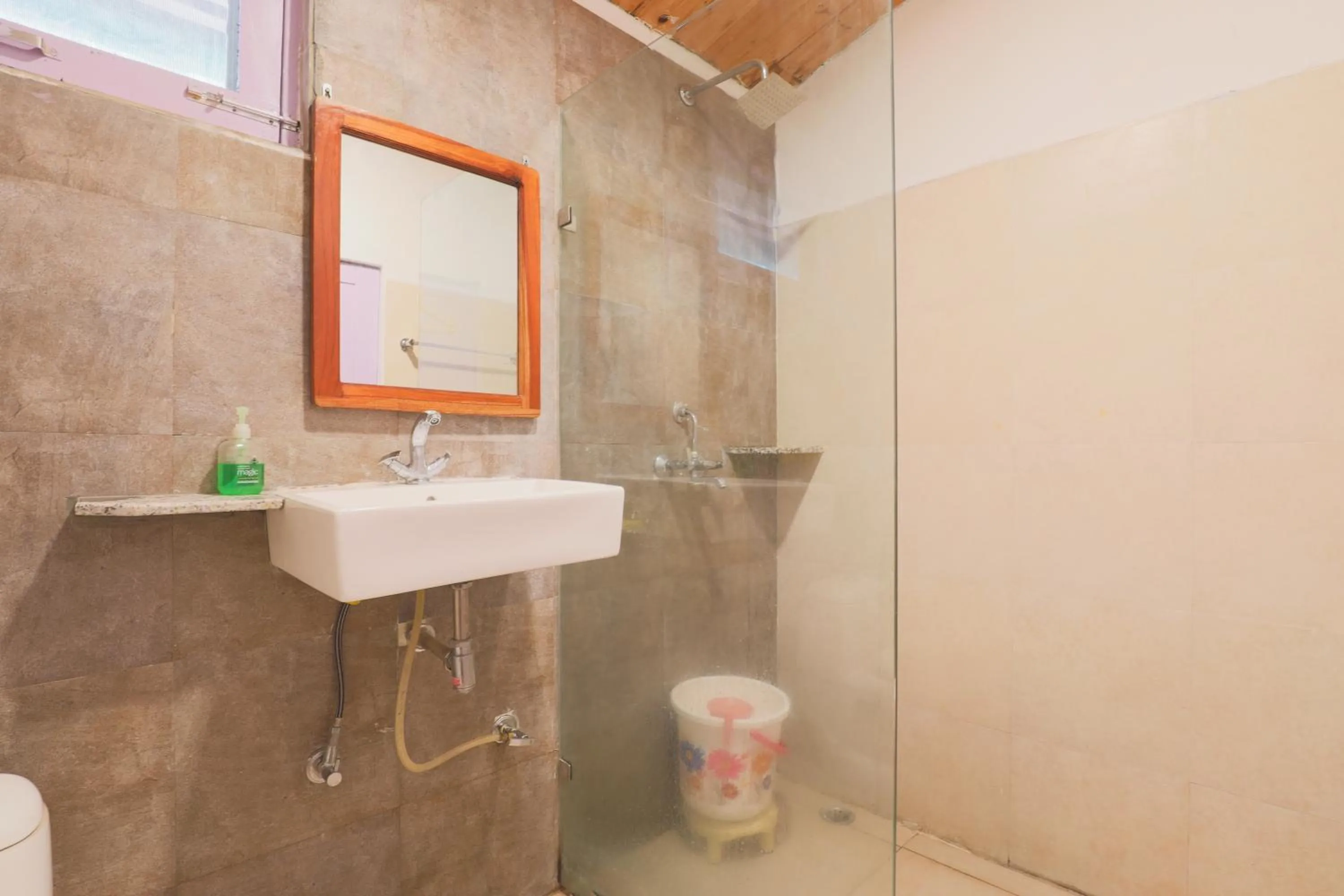 Shower in MANJARI RESORT