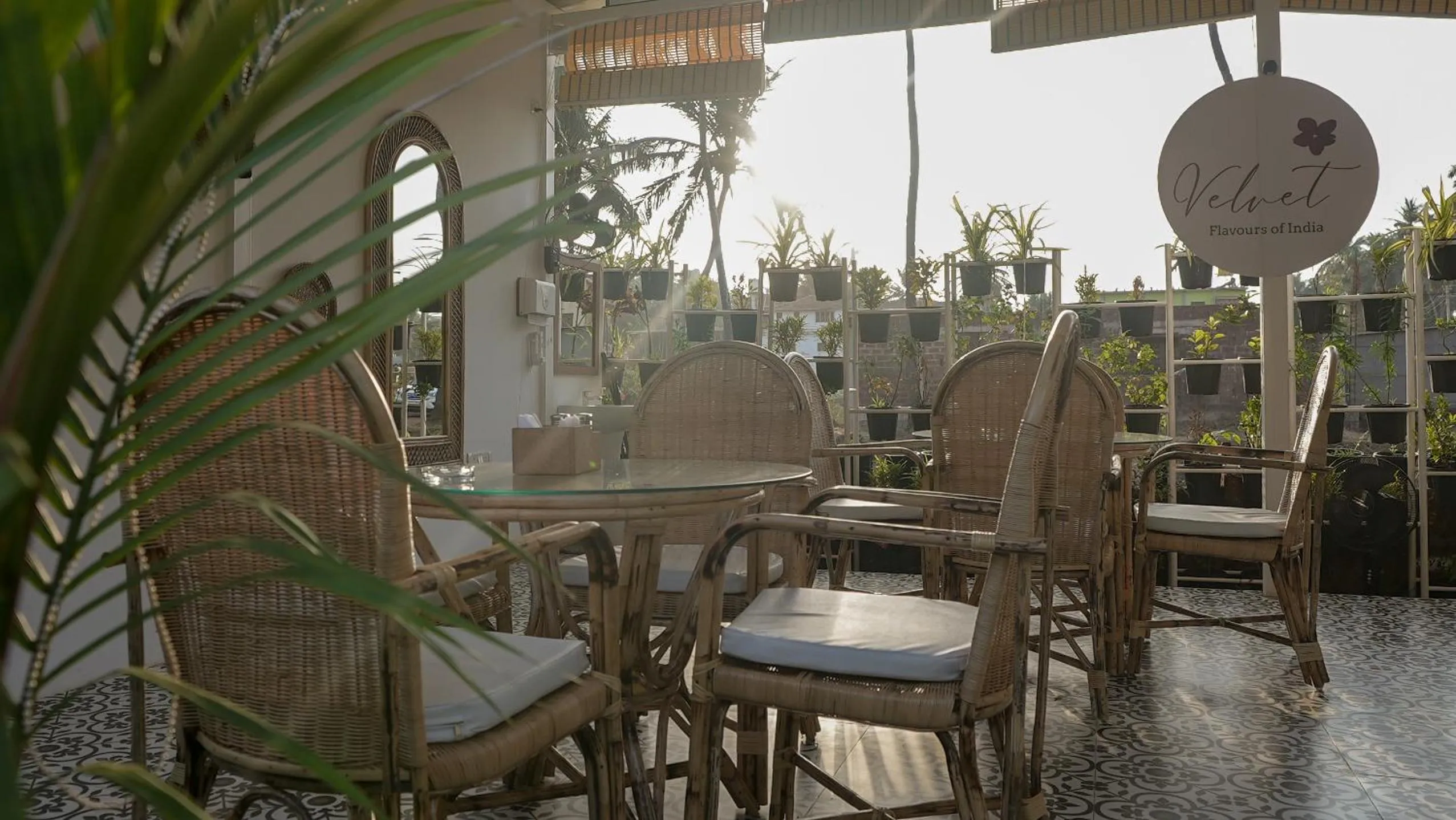 Restaurant/places to eat in Whiteflower Resort Morjim