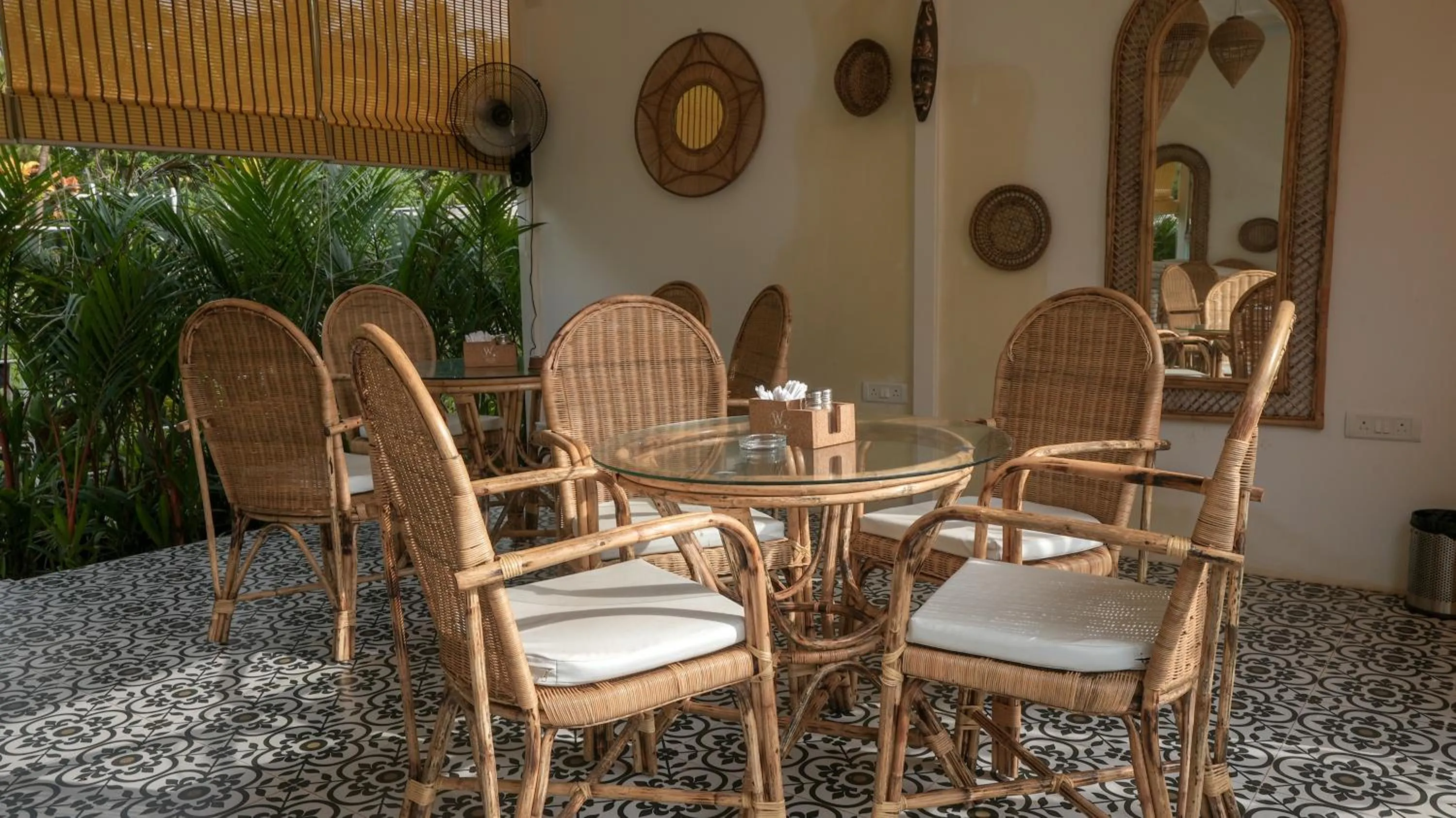 Restaurant/places to eat in Whiteflower Resort Morjim