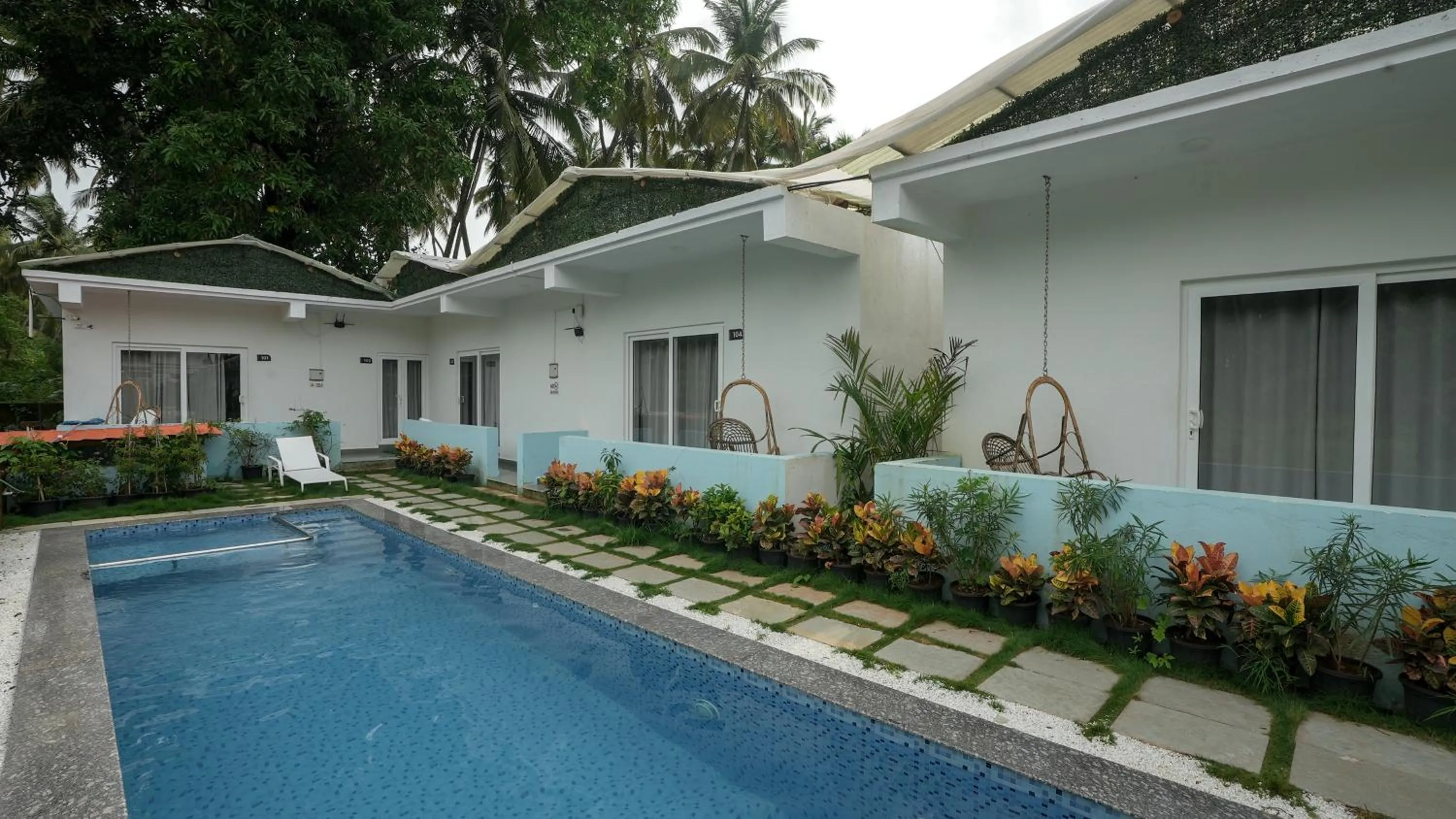 Swimming pool in Whiteflower Resort Morjim