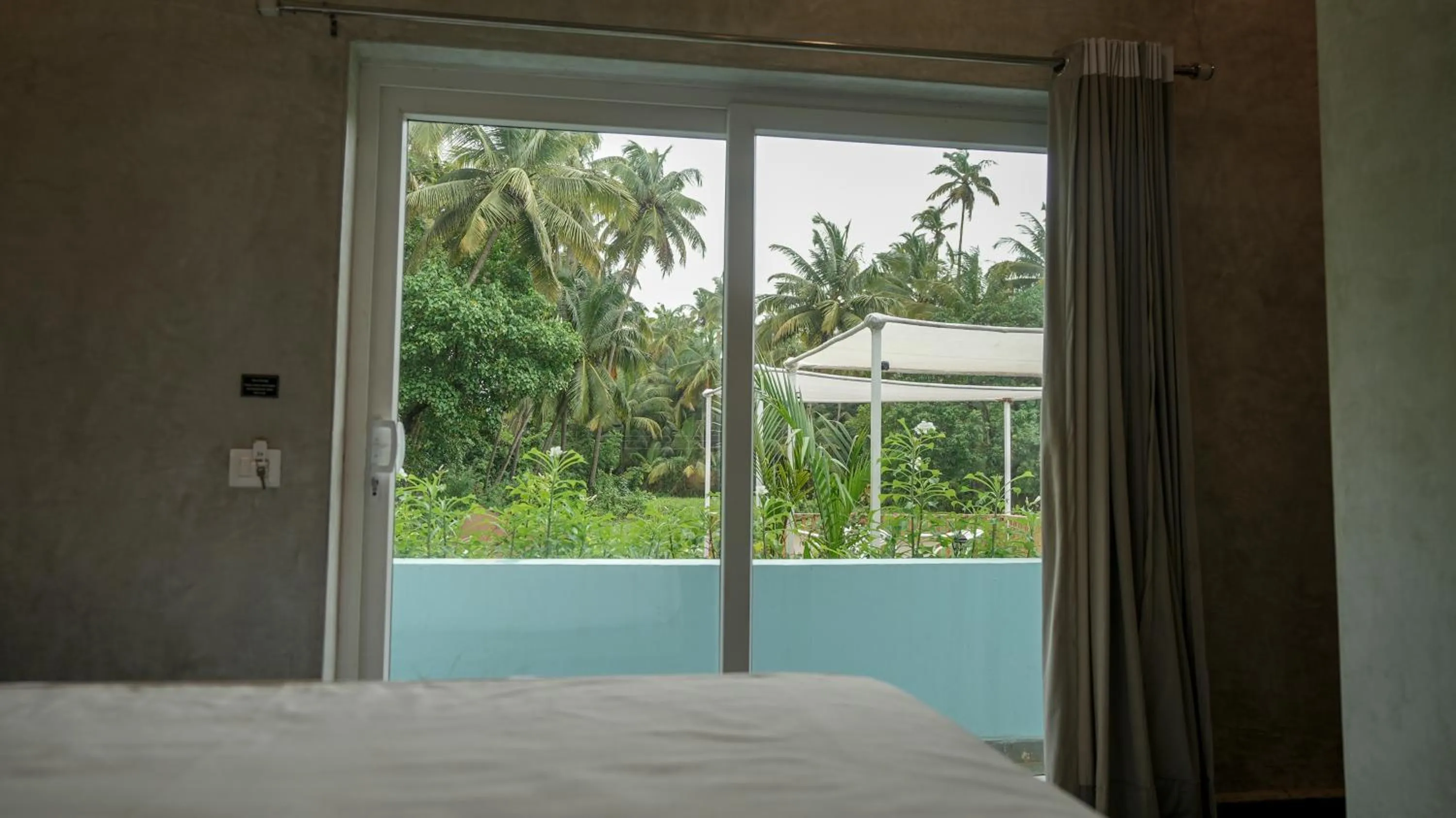 Bed in Whiteflower Resort Morjim