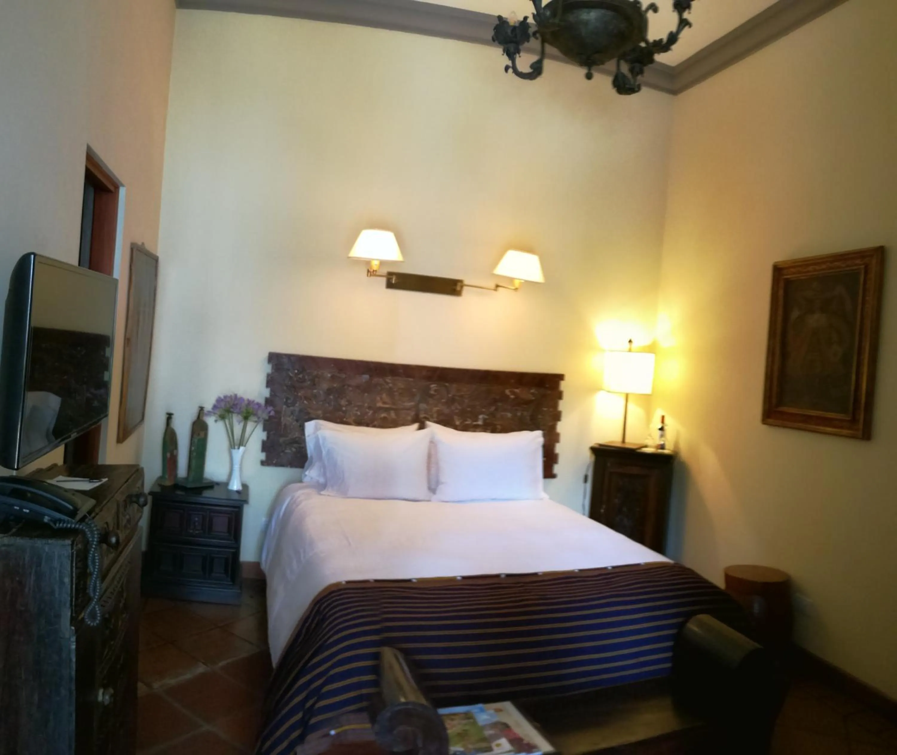 Photo of the whole room, Bed in San Rafael Hotel