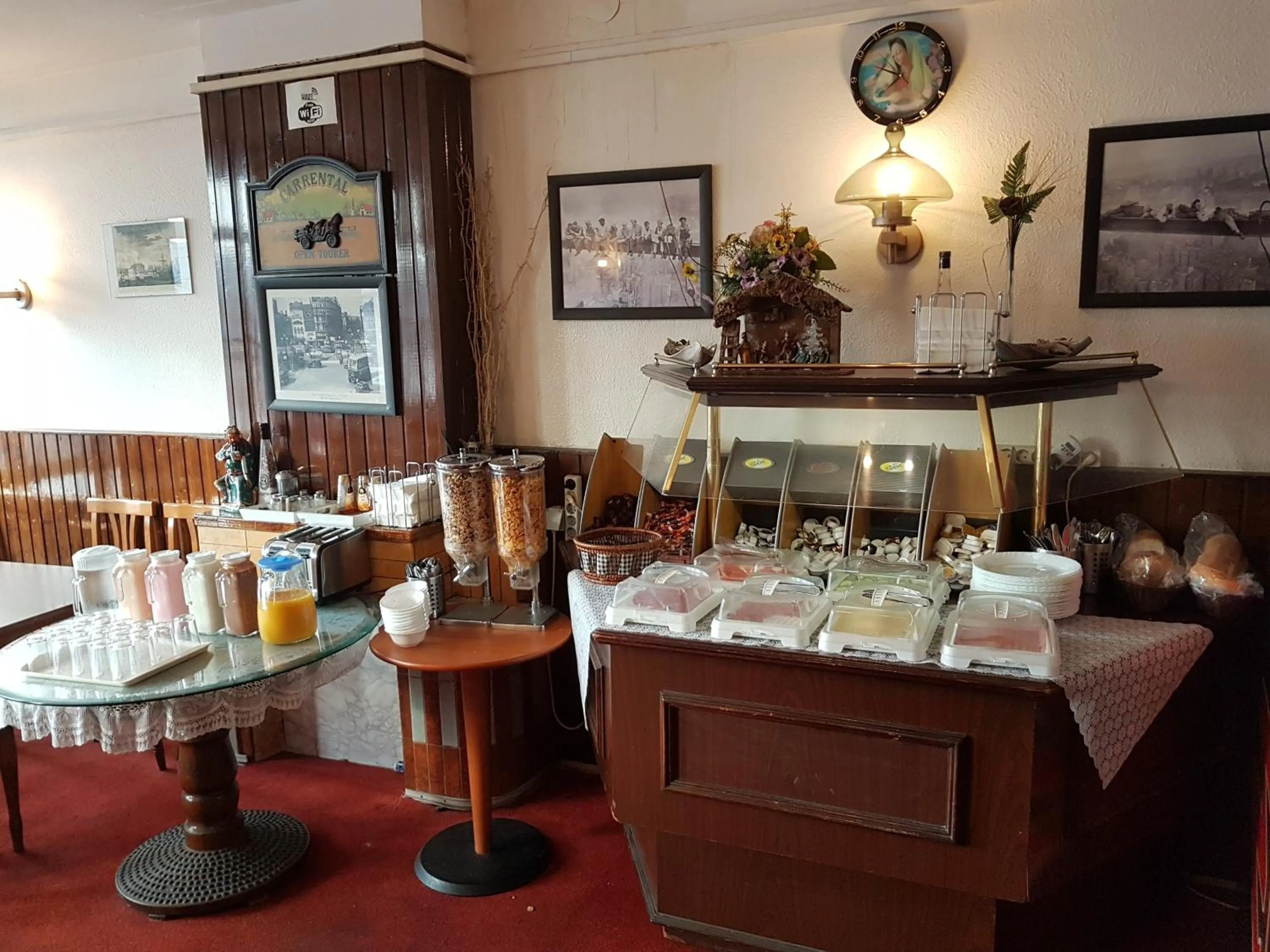 Food and drinks in Budget Hotel Neutraal