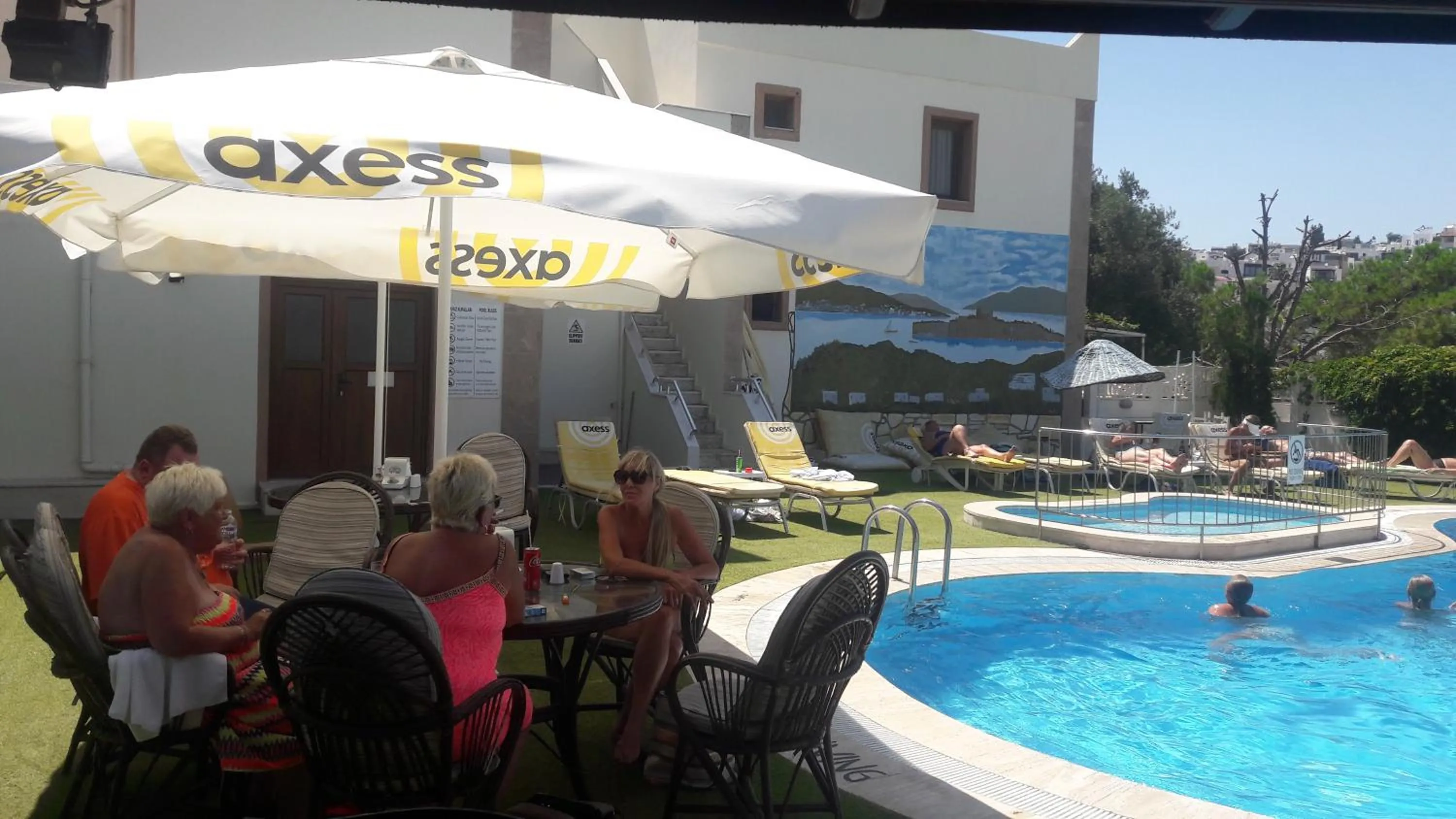 Swimming pool in Ozukara Apart 1