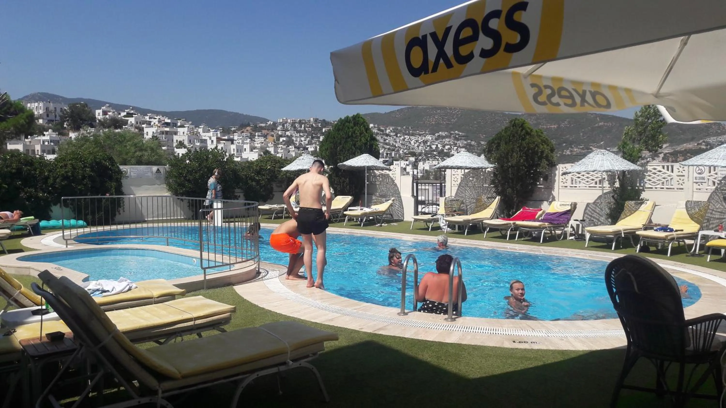 Swimming pool in Ozukara Apart 1