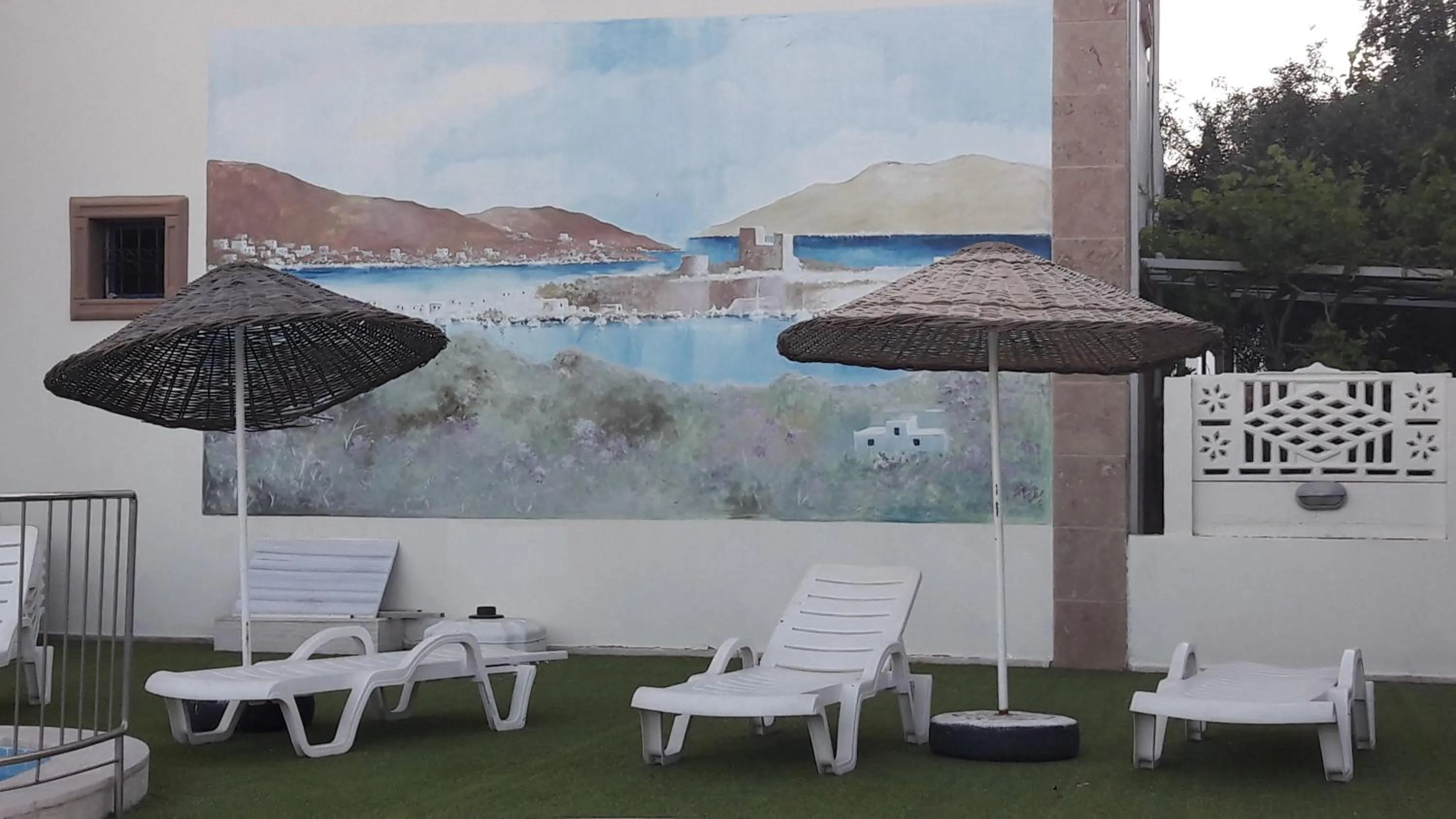 Pool view in Ozukara Apart 1