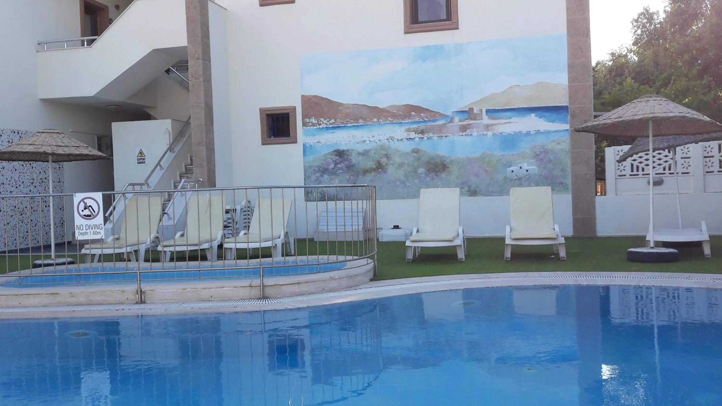 Pool view in Ozukara Apart 1