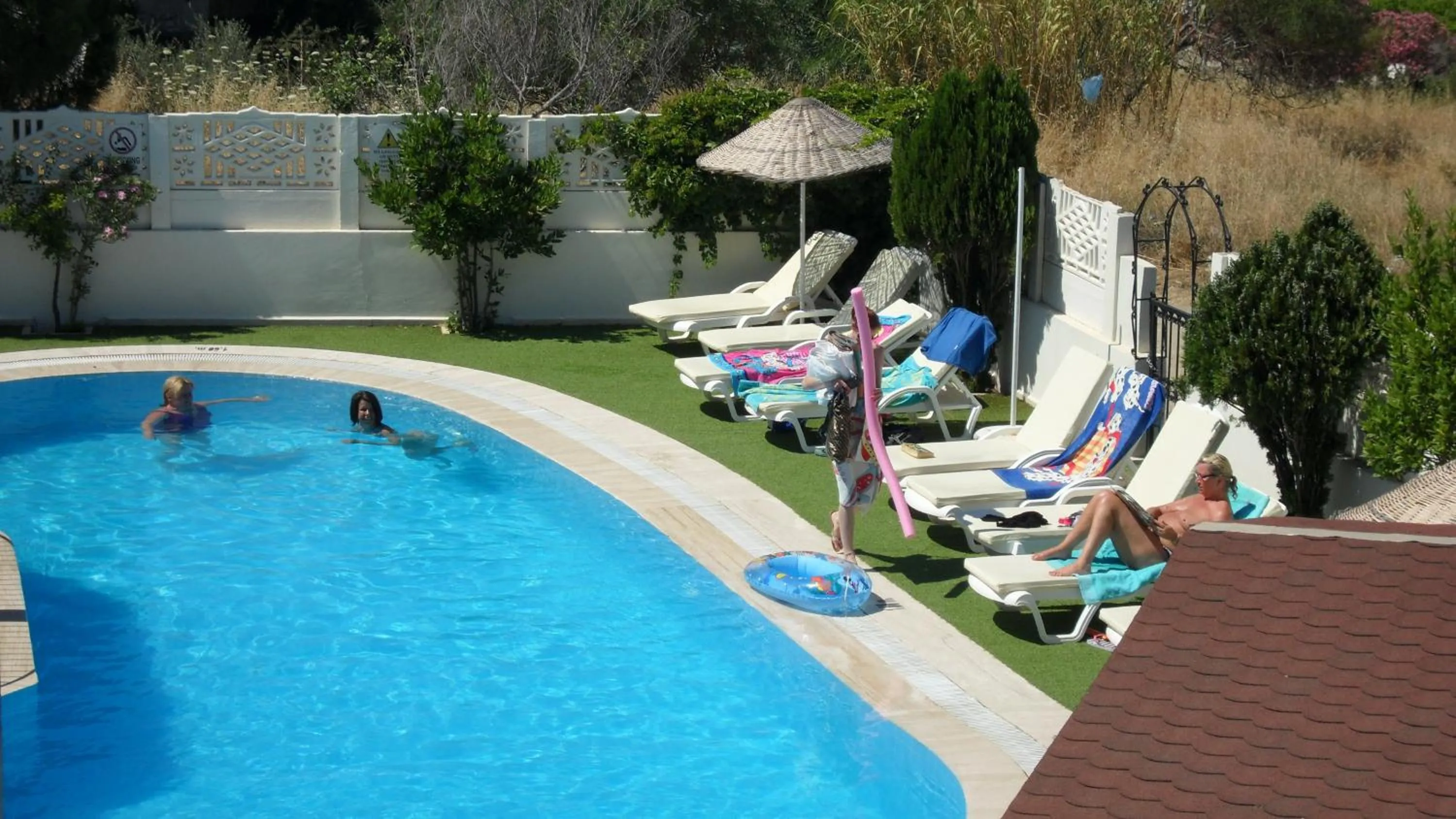 Swimming pool in Ozukara Apart 1