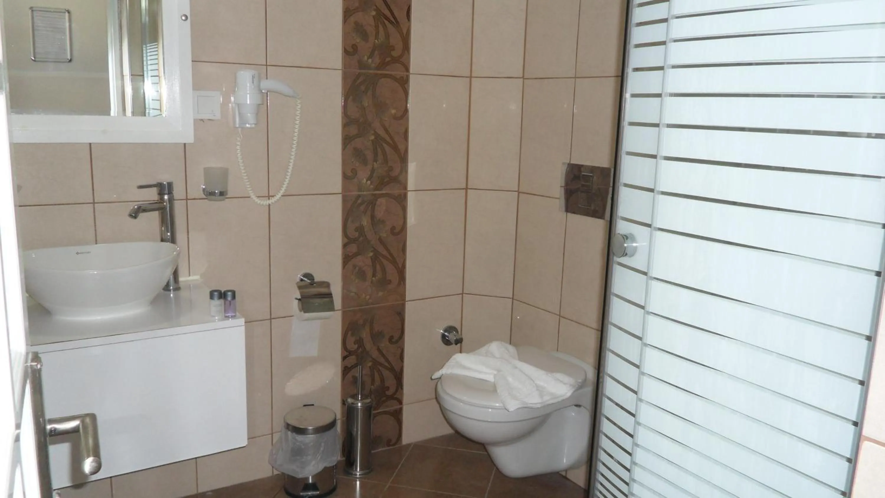 Shower in Ozukara Apart 1