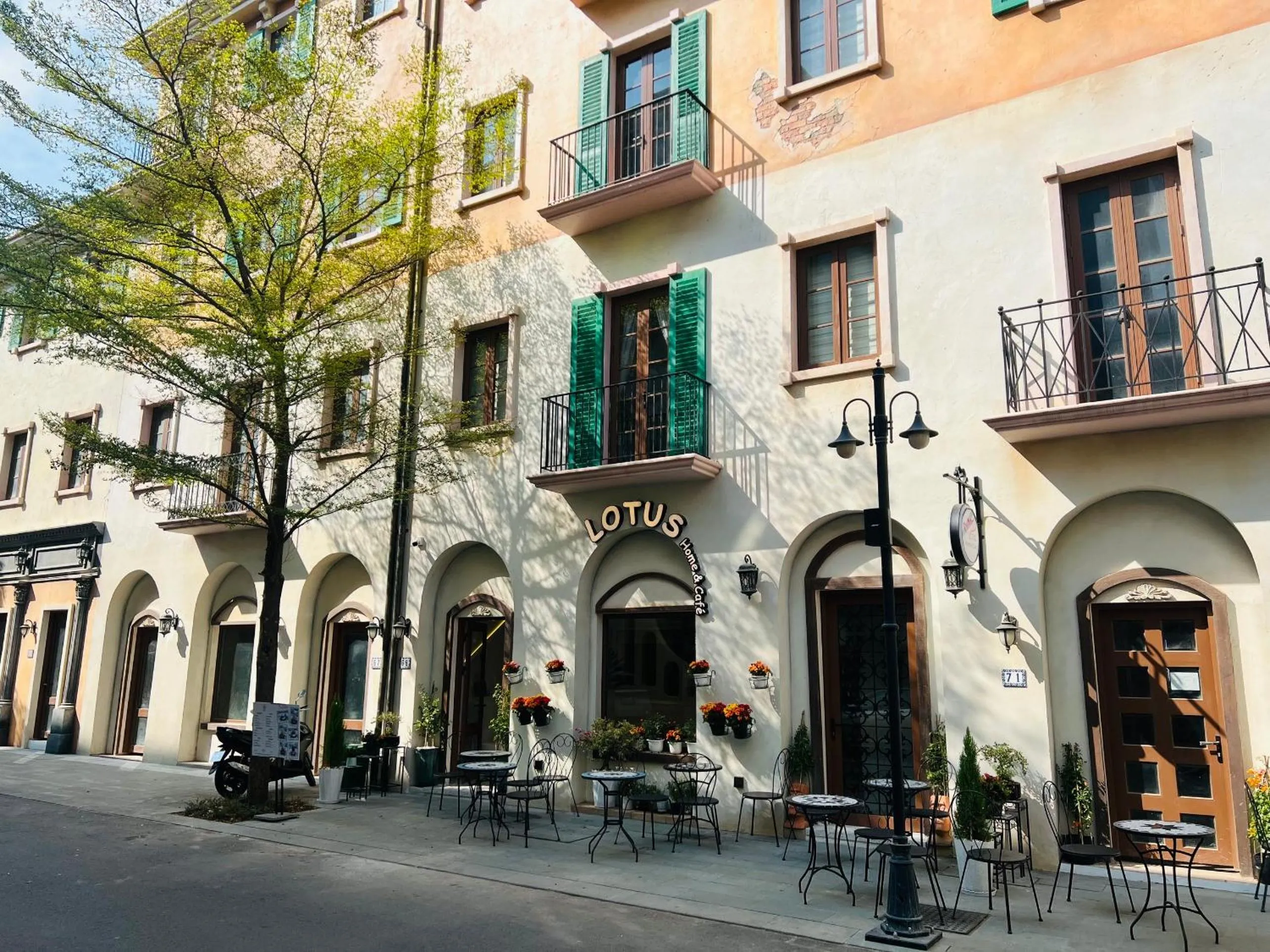 Day in Lotus Home Cafe