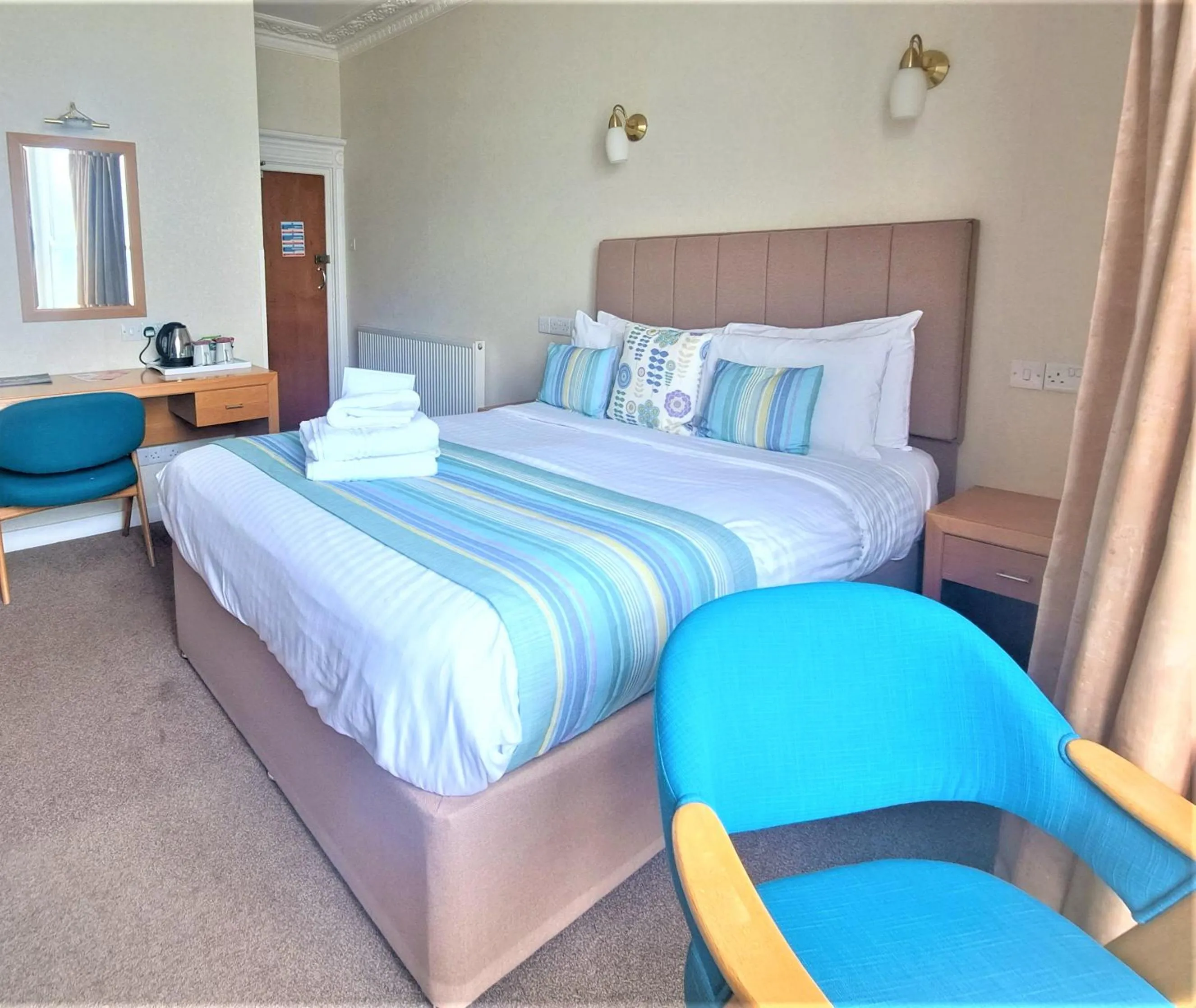 Photo of the whole room, Bed in Richmond Hotel