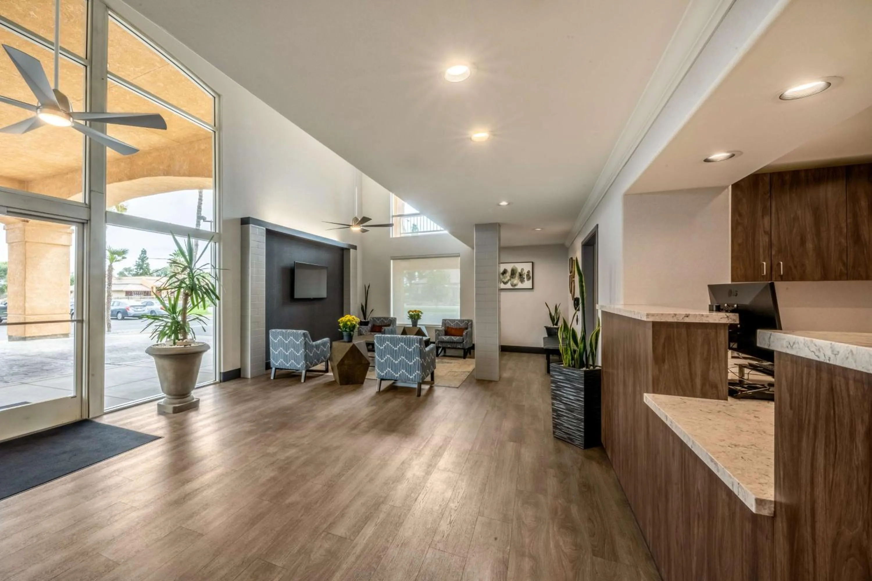 Lobby or reception in Best Western Inn & Suites Lemoore