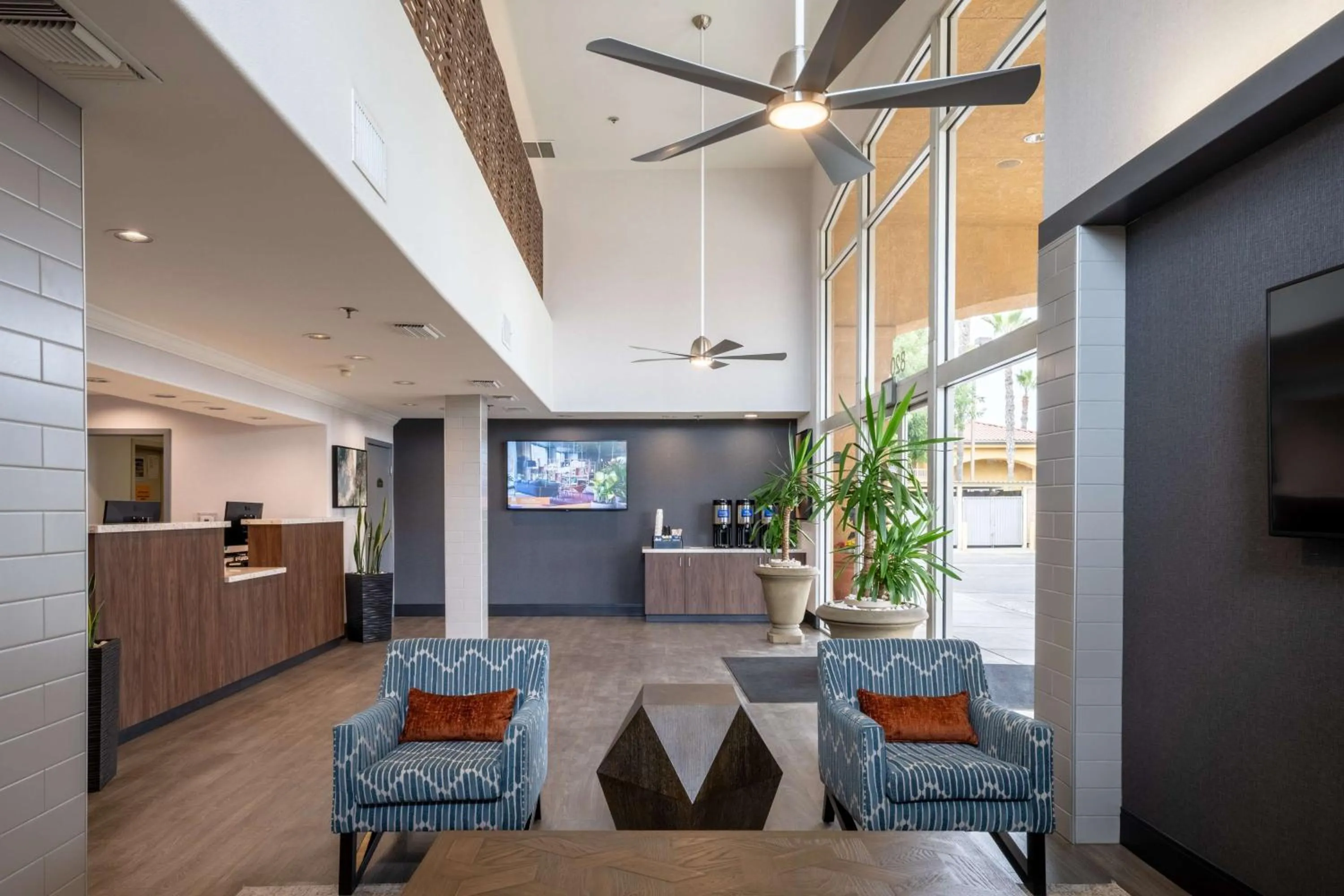 Lobby or reception in Best Western Inn & Suites Lemoore