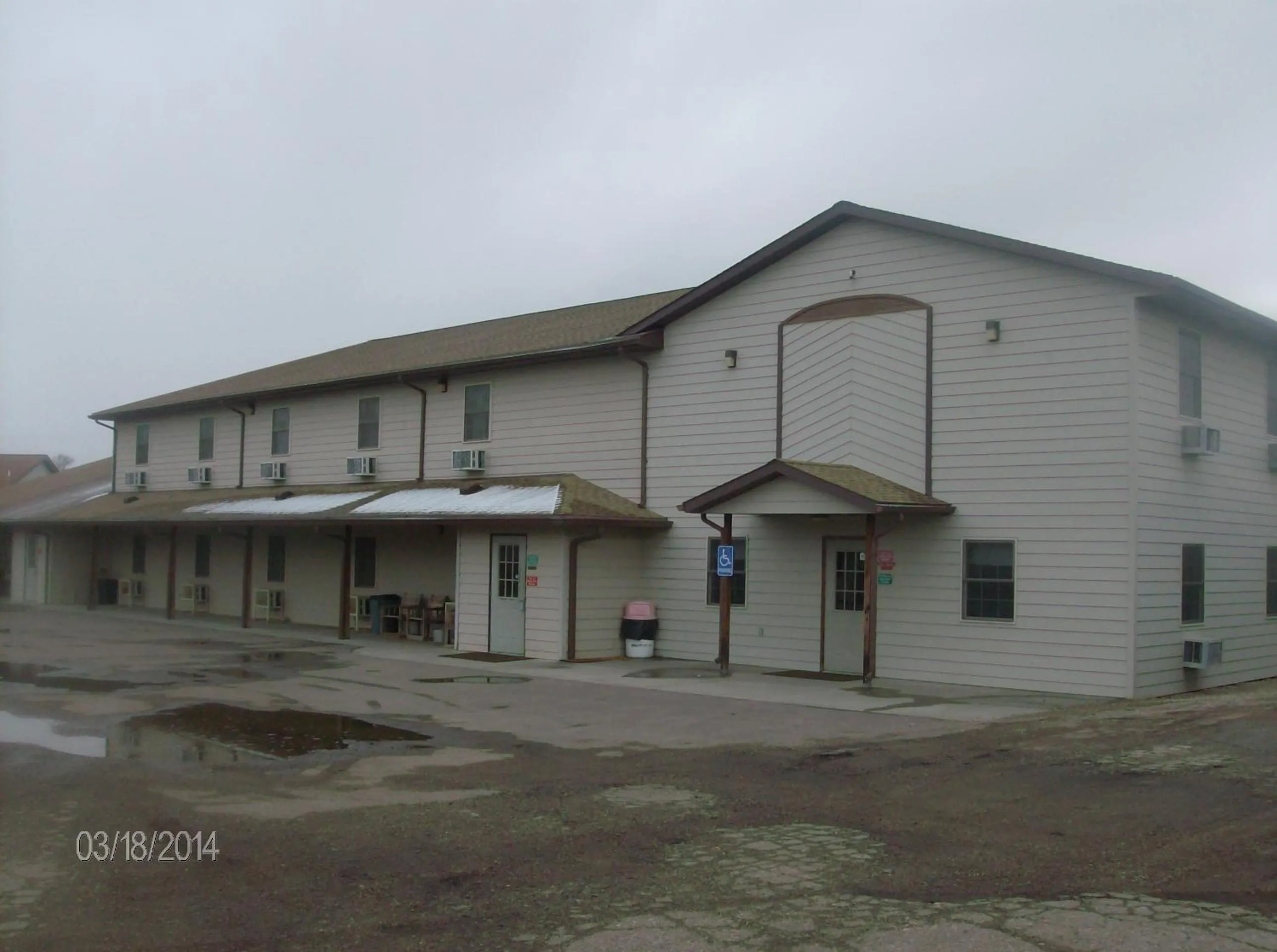 Facade/entrance in King's Inn of Platte