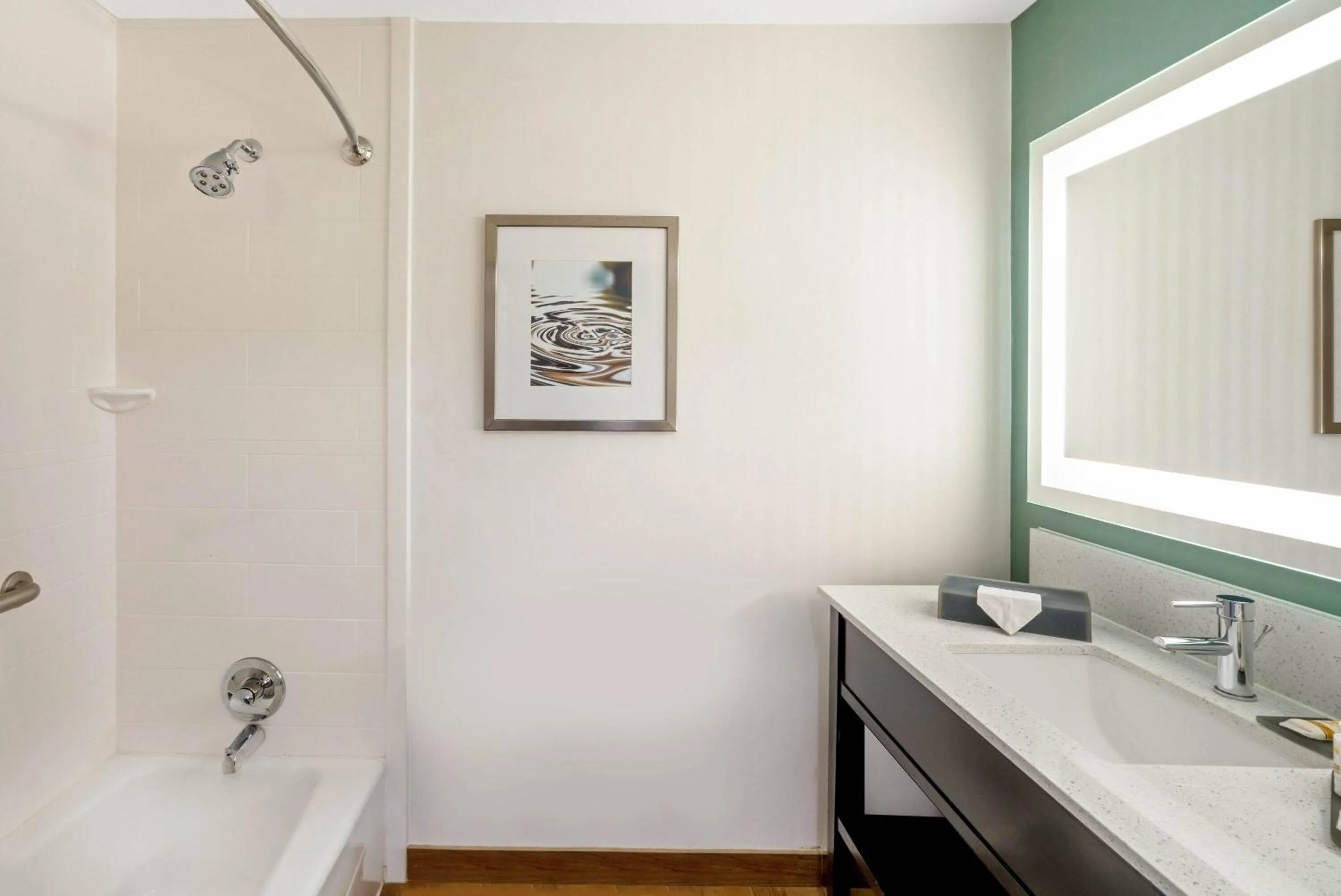 Bathroom in La Quinta by Wyndham Columbus MS