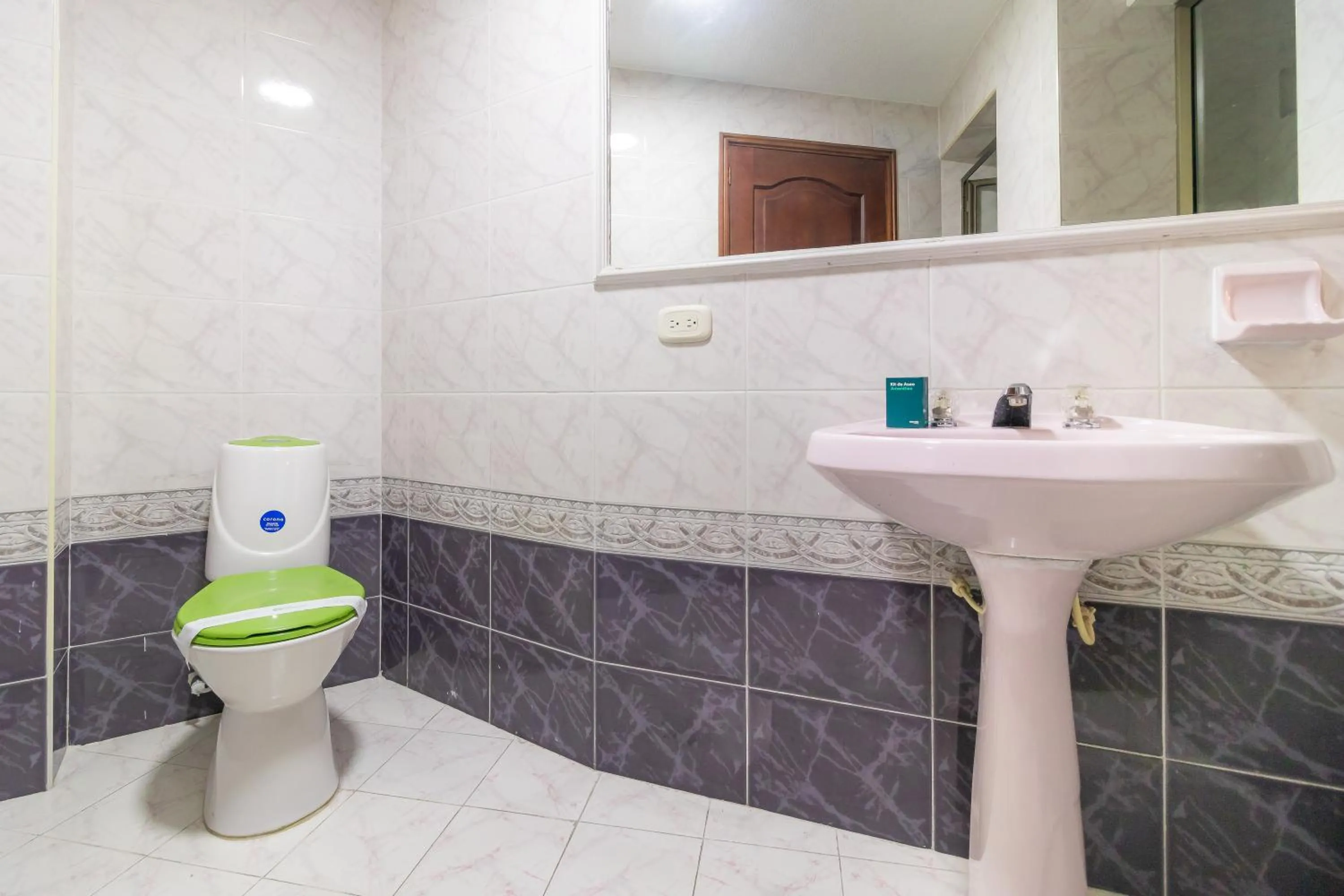 Bathroom in Hotel Ayenda Normandy