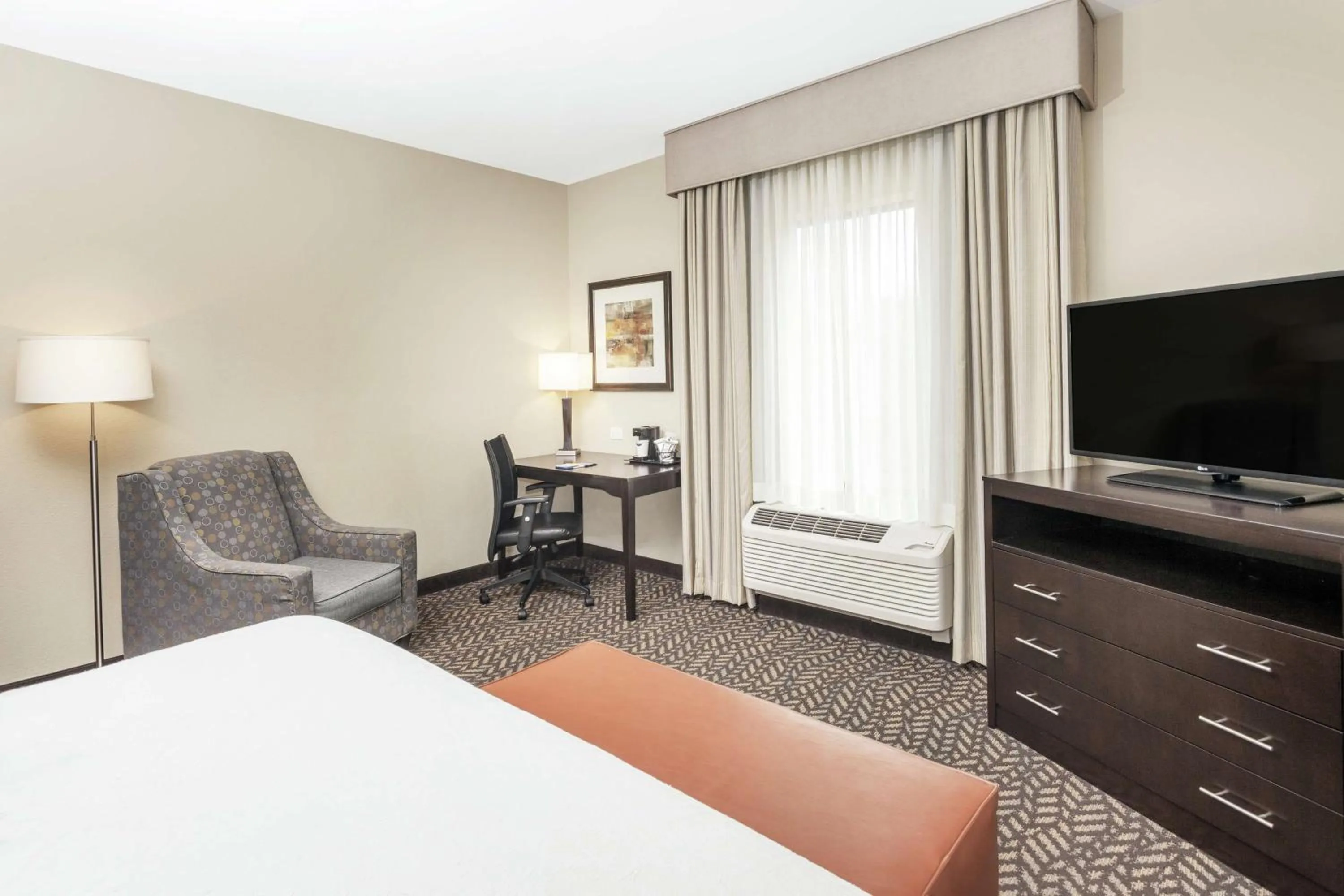 Photo of the whole room, Bed in Hampton Inn Philadelphia/Voorhees