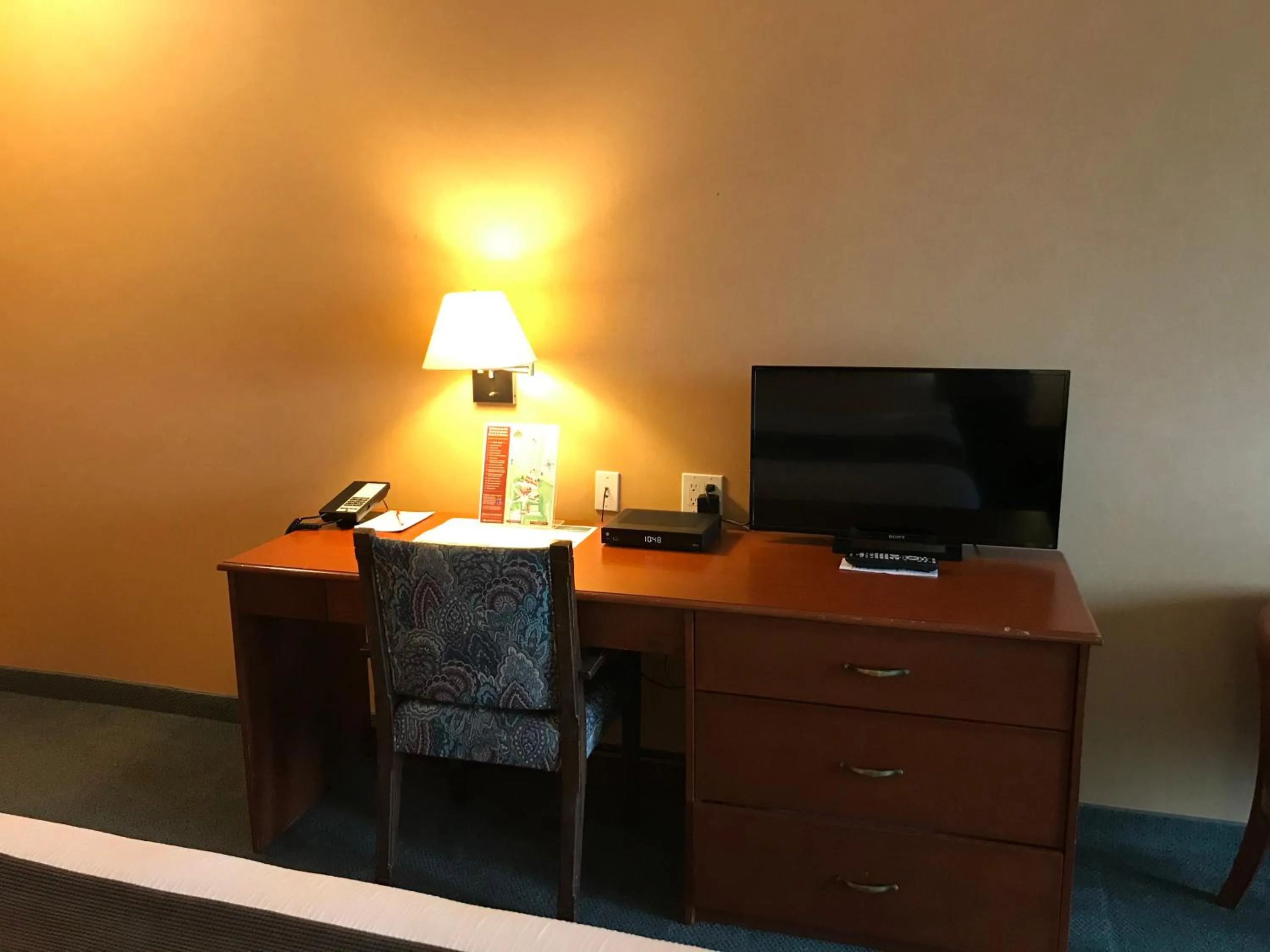 TV and multimedia in Beach Gardens Resort and Marina