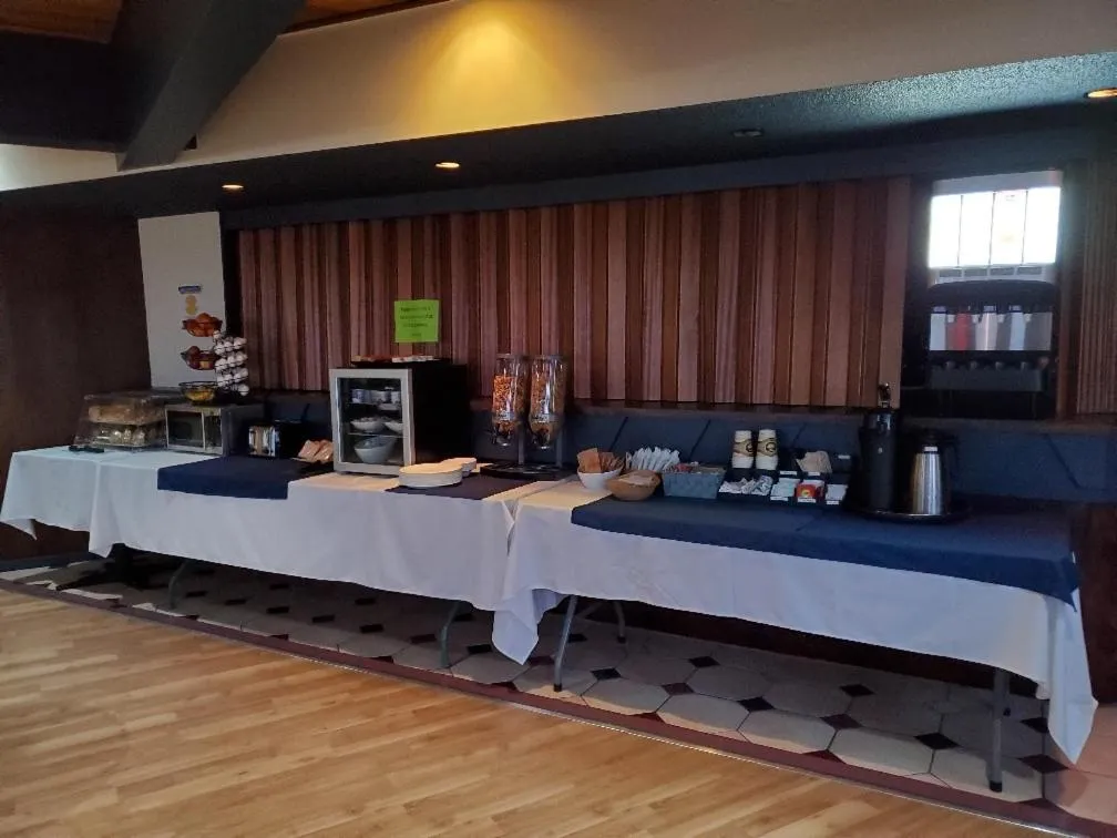 Food and drinks in Beach Gardens Resort and Marina