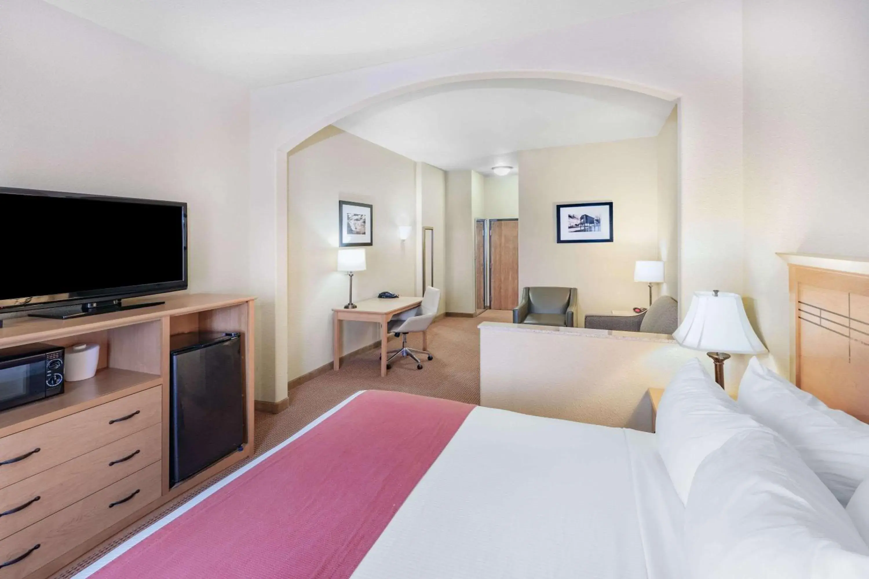 King Suite - Non-Smoking in Baymont by Wyndham Cuero King Suite - Non-Smoking in Baymont by Wyndham Cuero