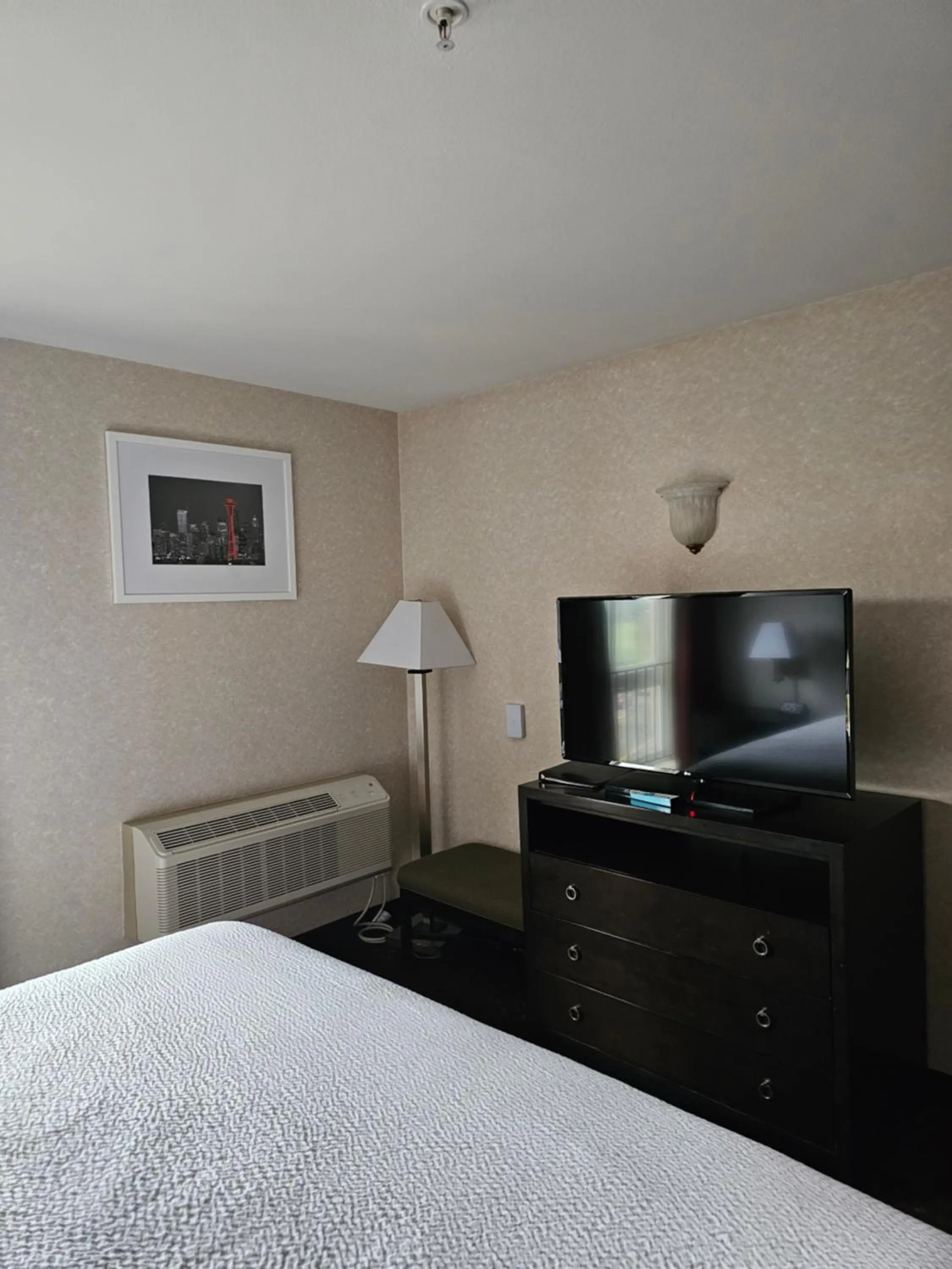 Bed in Ramada by Wyndham SeaTac Airport