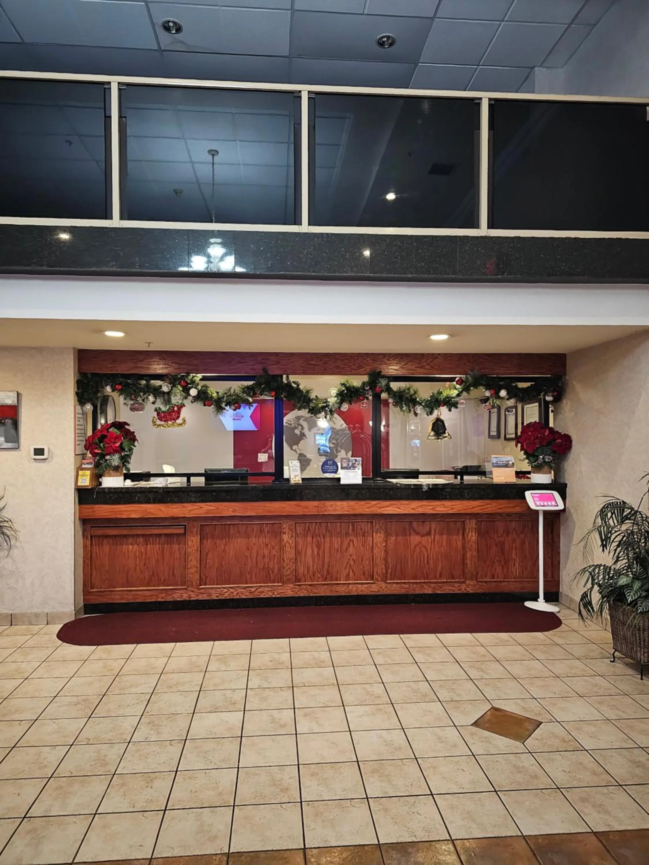 Lobby or reception in Ramada by Wyndham SeaTac Airport